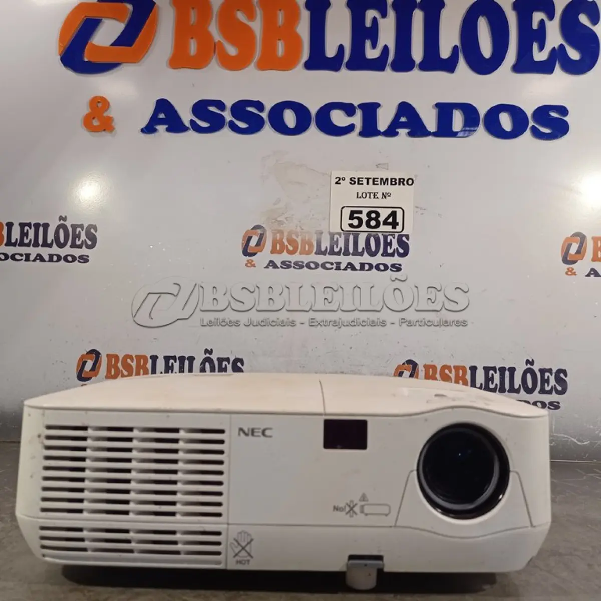 LOTE 584 - 01 PROJETOR MULTIMIDIA MARCA NEC. (NO ESTADO) ATENÇÃO! FAZER A VISITAÇÃO ANTES DE ARREMATAR, NÃO SABEMOS SE FUNCIONA. LEILÃO NÃO TEM GARANTIA E NEM DEVOLUÇÃO, SUJEITO A POSSÍVEIS AVARIAS VISÍVEIS/OCULTAS E/OU AUSÊNCIA DE COMPONENTES.
