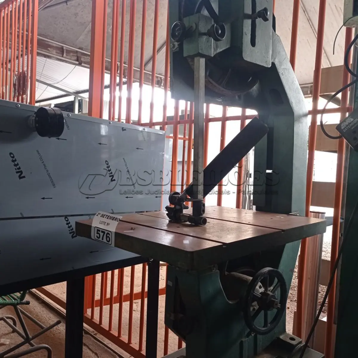 LOTE 576 - 01 SERRA FITA INDUSTRIAL. (NO ESTADO) ATENÇÃO! FAZER A VISITAÇÃO ANTES DE ARREMATAR, NÃO SABEMOS SE FUNCIONA. LEILÃO NÃO TEM GARANTIA E NEM DEVOLUÇÃO, SUJEITO A POSSÍVEIS AVARIAS VISÍVEIS/OCULTAS E/OU AUSÊNCIA DE COMPONENTES.