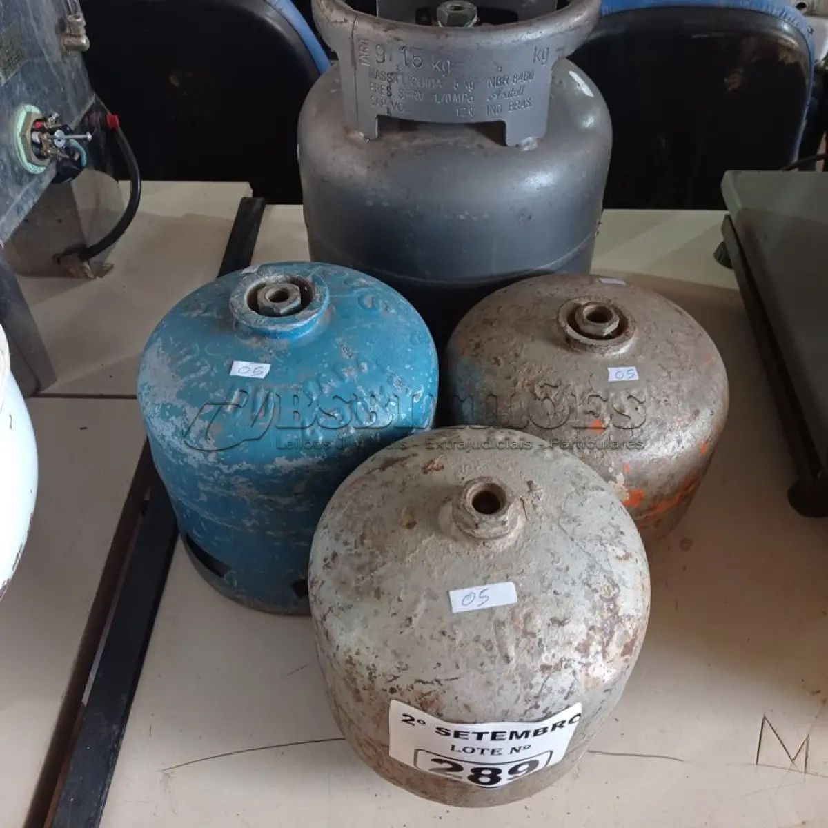 LOTE 289 - 03 BOTIJÕES DE GÁS P2 E 01 P5. (NO ESTADO) ATENÇÃO! FAZER A VISITAÇÃO ANTES DE ARREMATAR, NÃO SABEMOS SE FUNCIONA. LEILÃO NÃO TEM GARANTIA E NEM DEVOLUÇÃO, SUJEITO A POSSÍVEIS AVARIAS VISÍVEIS/OCULTAS E/OU AUSÊNCIA DE COMPONENTES.