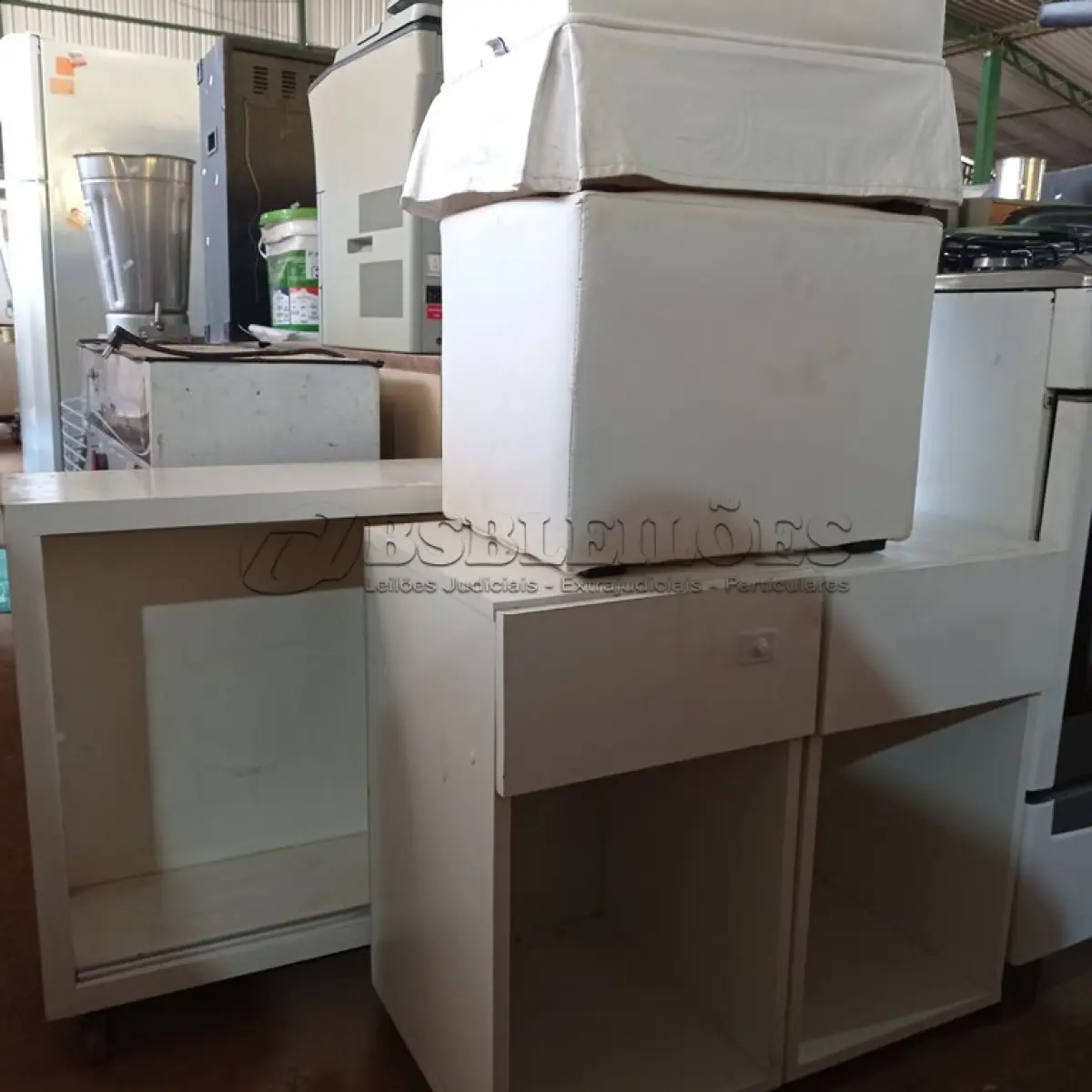 LOTE 303 - 02 PUFF, 02 CRIADOS MUDOS E 01 ARMÁRIO BAIXO SEM PORTAS. (NO ESTADO) ATENÇÃO! FAZER A VISITAÇÃO ANTES DE ARREMATAR, NÃO SABEMOS SE FUNCIONA. LEILÃO NÃO TEM GARANTIA E NEM DEVOLUÇÃO, SUJEITO A POSSÍVEIS AVARIAS VISÍVEIS/OCULTAS E/OU AUSÊNCIA DE COMPONENTES.