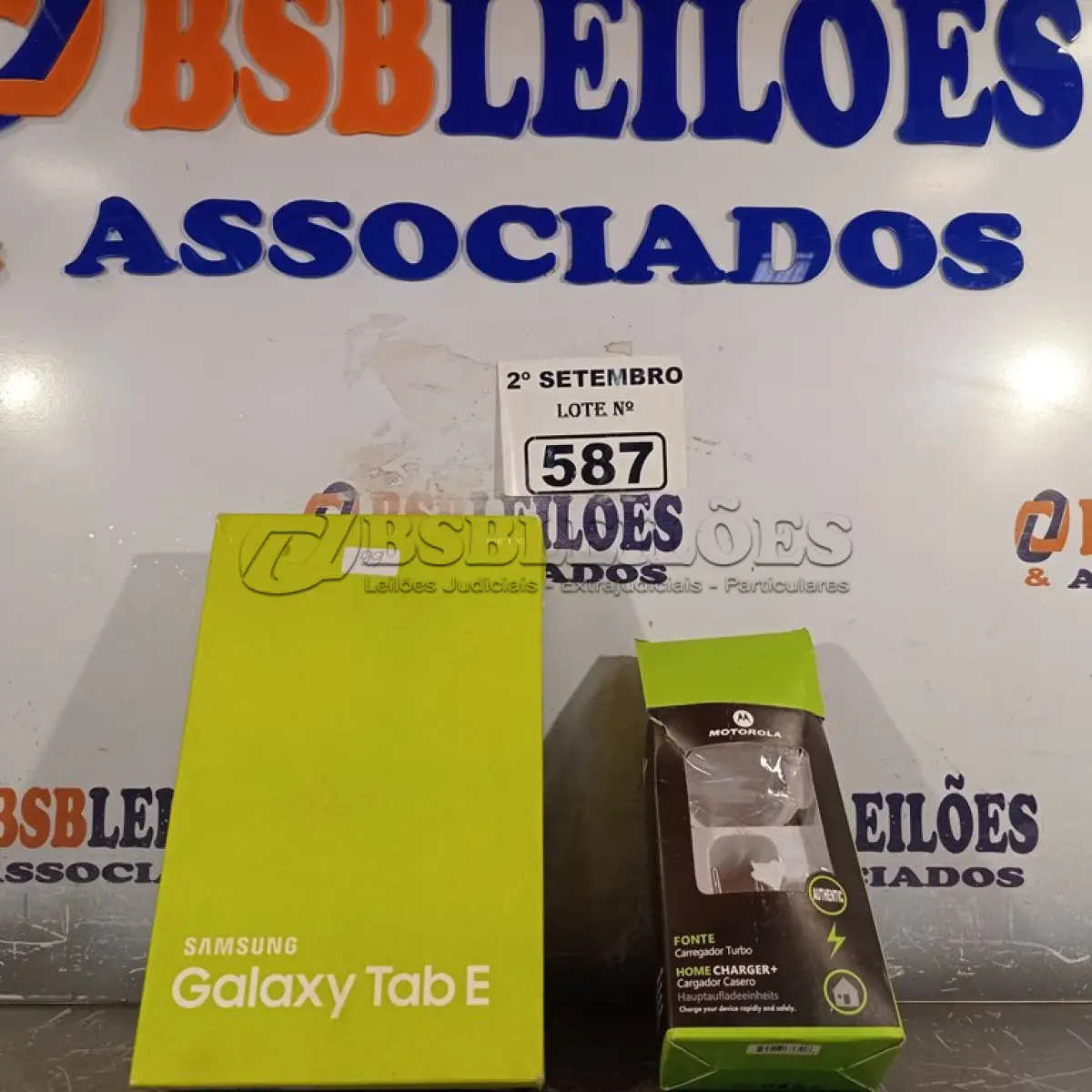 LOTE 587 - 01 SAMSUNG GALAXY TAB-E E 01 CARREGADOR MOTOROLA. (NO ESTADO) ATENÇÃO! FAZER A VISITAÇÃO ANTES DE ARREMATAR, NÃO SABEMOS SE FUNCIONA. LEILÃO NÃO TEM GARANTIA E NEM DEVOLUÇÃO, SUJEITO A POSSÍVEIS AVARIAS VISÍVEIS/OCULTAS E/OU AUSÊNCIA DE COMPONENTES.