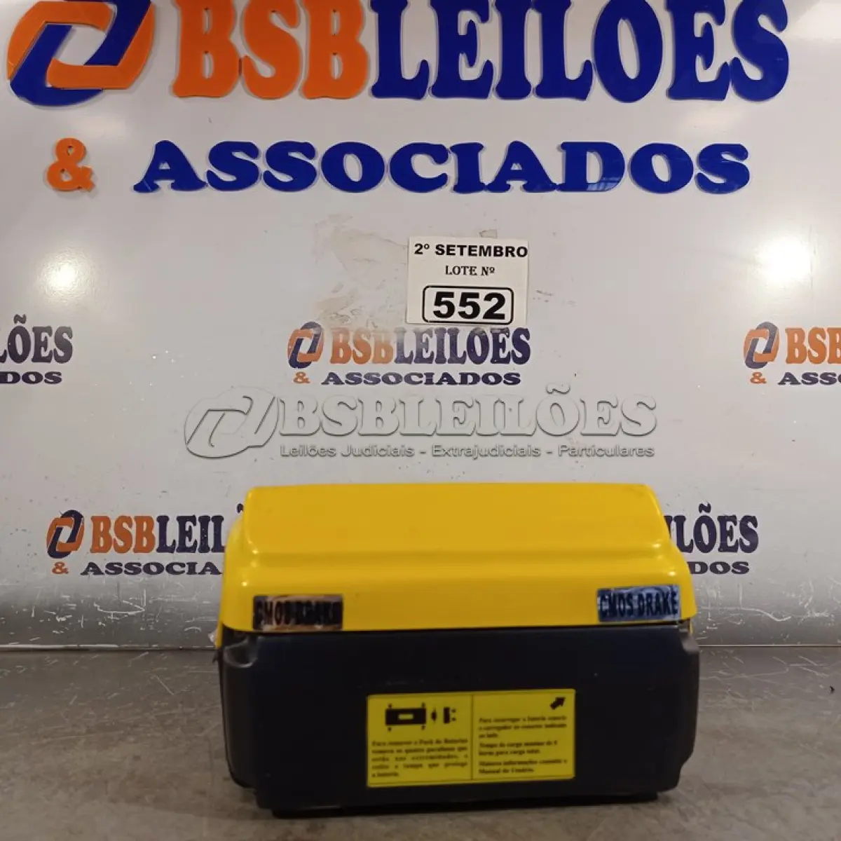 LOTE 552 - 01 DESFIBRILADOR EXTERNO AUTOMÁTICO. (NO ESTADO) ATENÇÃO! FAZER A VISITAÇÃO ANTES DE ARREMATAR, NÃO SABEMOS SE FUNCIONA. LEILÃO NÃO TEM GARANTIA E NEM DEVOLUÇÃO, SUJEITO A POSSÍVEIS AVARIAS VISÍVEIS/OCULTAS E/OU AUSÊNCIA DE COMPONENTES.