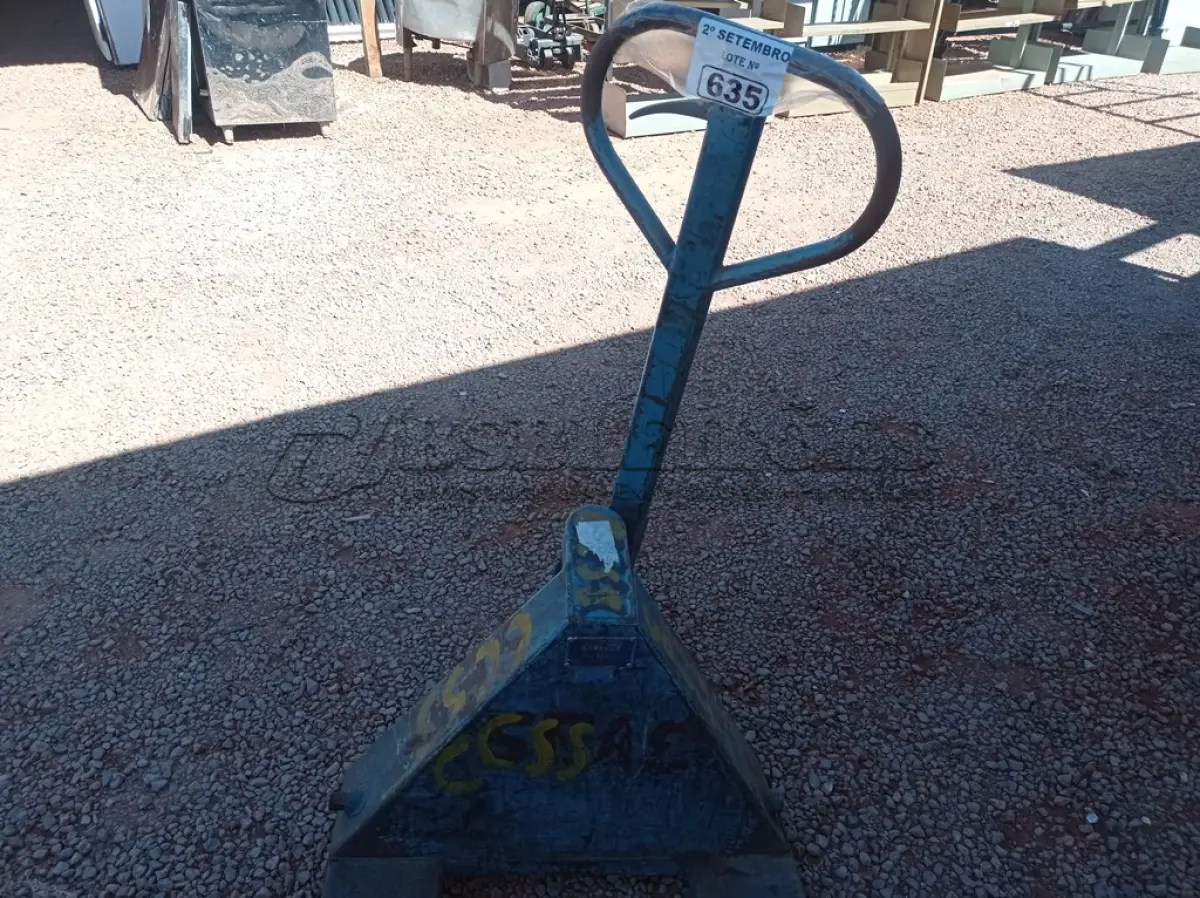 LOTE 635 - 01 BURRINHA COM AVARIAS. (NO ESTADO) ATENÇÃO! FAZER A VISITAÇÃO ANTES DE ARREMATAR, NÃO SABEMOS SE FUNCIONA. LEILÃO NÃO TEM GARANTIA E NEM DEVOLUÇÃO, SUJEITO A POSSÍVEIS AVARIAS VISÍVEIS/OCULTAS E/OU AUSÊNCIA DE COMPONENTES.