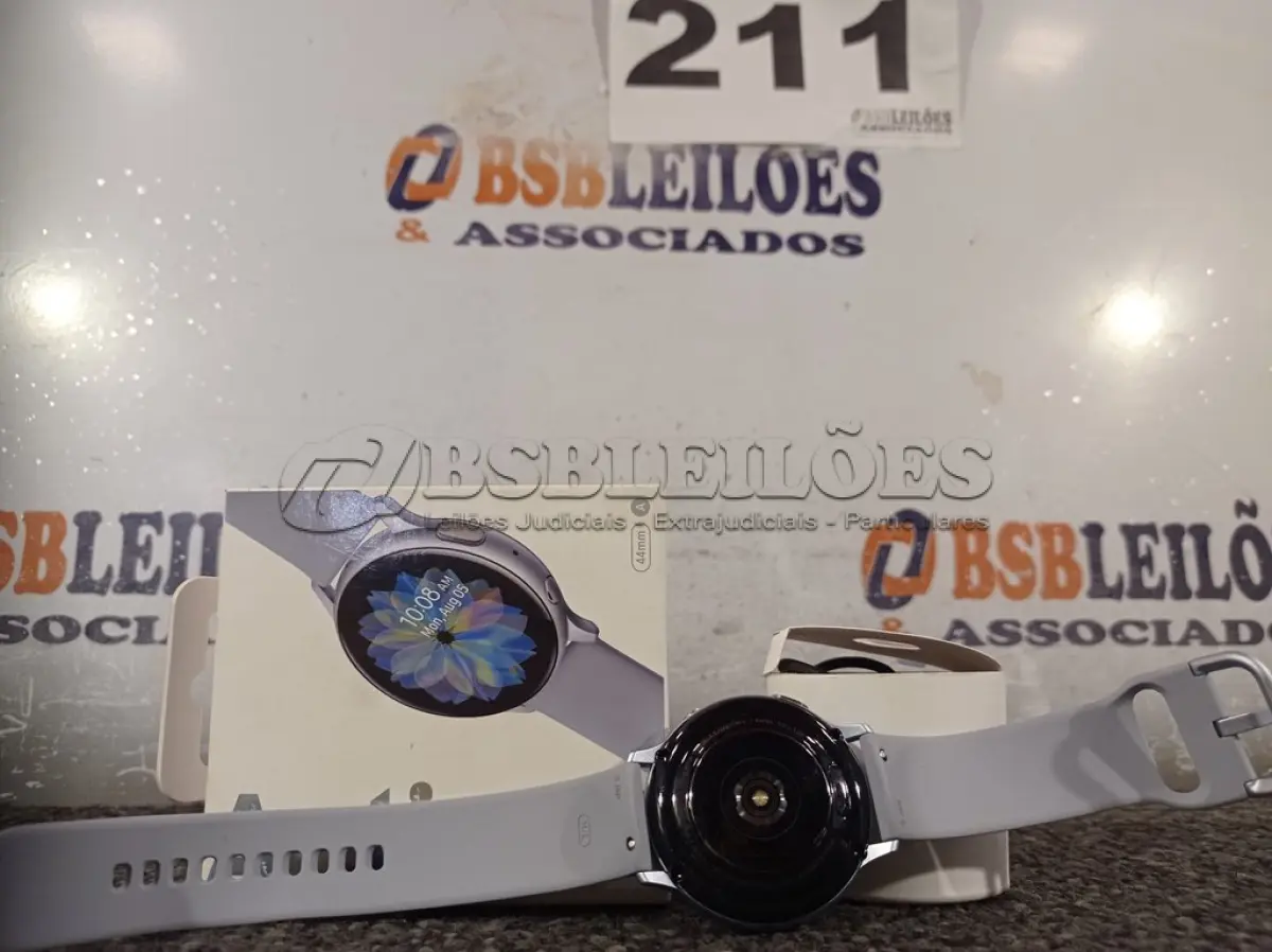 LOTE 211 - 01 - SMARTWATCH SAMSUNG GALAXY WATCH ACTIVE 44MM PRATA WIFI GPS (NO ESTADO, NÃO SABEMOS SE FUNCIONA. LEILÃO NÃO TEM GARANTIA E NEM DEVOLUÇÃO, SUJEITO A POSSÍVEIS AVARIAS VISÍVEIS/OCULTAS E/OU AUSÊNCIA DE COMPONENTES)