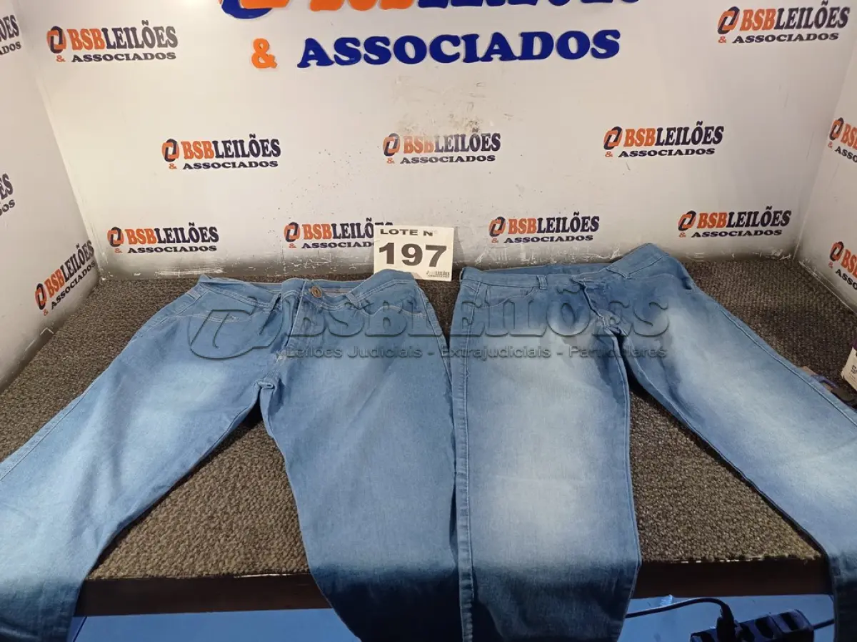 LOTE 197 - 06 – PEÇAS DE ROUPAS FEMININAS (NO ESTADO, NÃO SABEMOS SE FUNCIONA. LEILÃO NÃO TEM GARANTIA E NEM DEVOLUÇÃO, SUJEITO A POSSÍVEIS AVARIAS VISÍVEIS/OCULTAS E/OU AUSÊNCIA DE COMPONENTES)