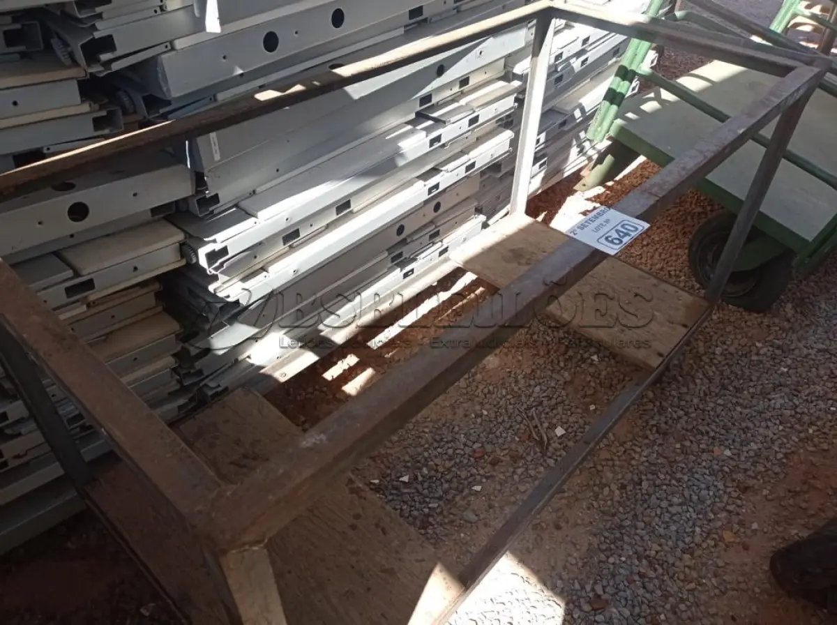 LOTE 640 - 01 CARRINHO PARA TRANSPORTE DE CARGAS COM AVARIAS. (NO ESTADO) ATENÇÃO! FAZER A VISITAÇÃO ANTES DE ARREMATAR, NÃO SABEMOS SE FUNCIONA. LEILÃO NÃO TEM GARANTIA E NEM DEVOLUÇÃO, SUJEITO A POSSÍVEIS AVARIAS VISÍVEIS/OCULTAS E/OU AUSÊNCIA DE COMPONENTES.