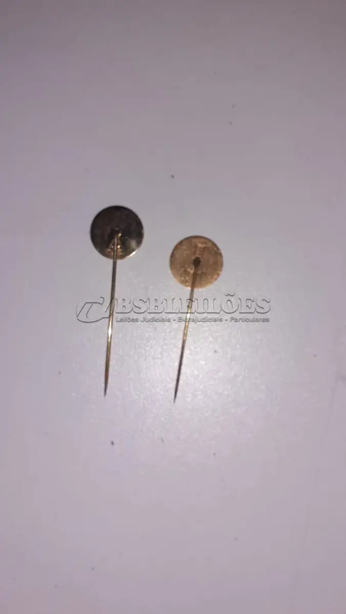 LOTE 021 - RAROS BROCHES DE EX FUNCIONÁRIO  COMEMORATIVOS VOLKSWAGEN COM 3,7 GRAMAS DE OURO 10 E 15 ANOS (NO ESTADO)
