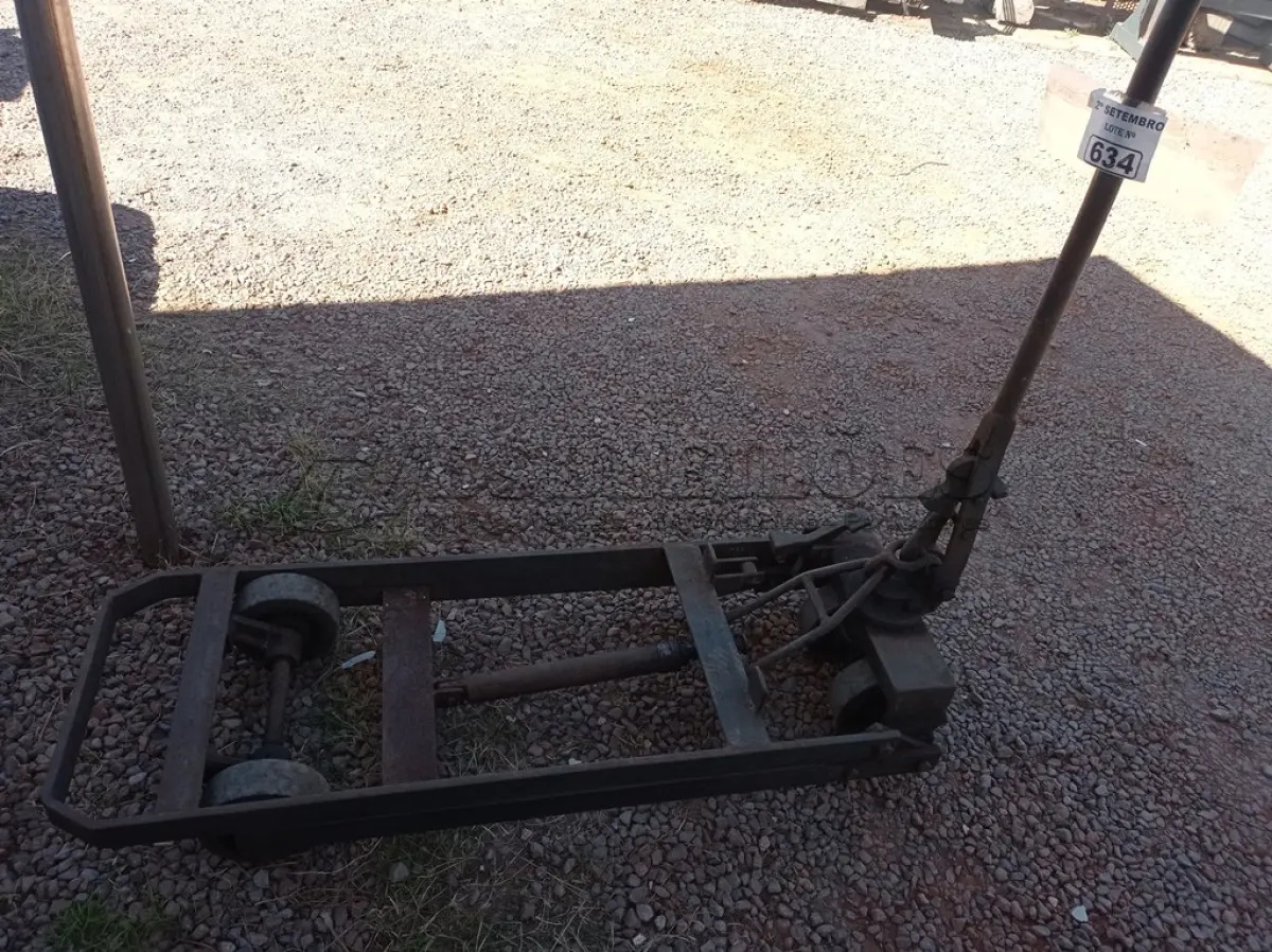 LOTE 634 - 01 CARRINHO PARA TRANSPORTE DE CARGAS COM AVARIAS. (NO ESTADO) ATENÇÃO! FAZER A VISITAÇÃO ANTES DE ARREMATAR, NÃO SABEMOS SE FUNCIONA. LEILÃO NÃO TEM GARANTIA E NEM DEVOLUÇÃO, SUJEITO A POSSÍVEIS AVARIAS VISÍVEIS/OCULTAS E/OU AUSÊNCIA DE COMPONENTES.