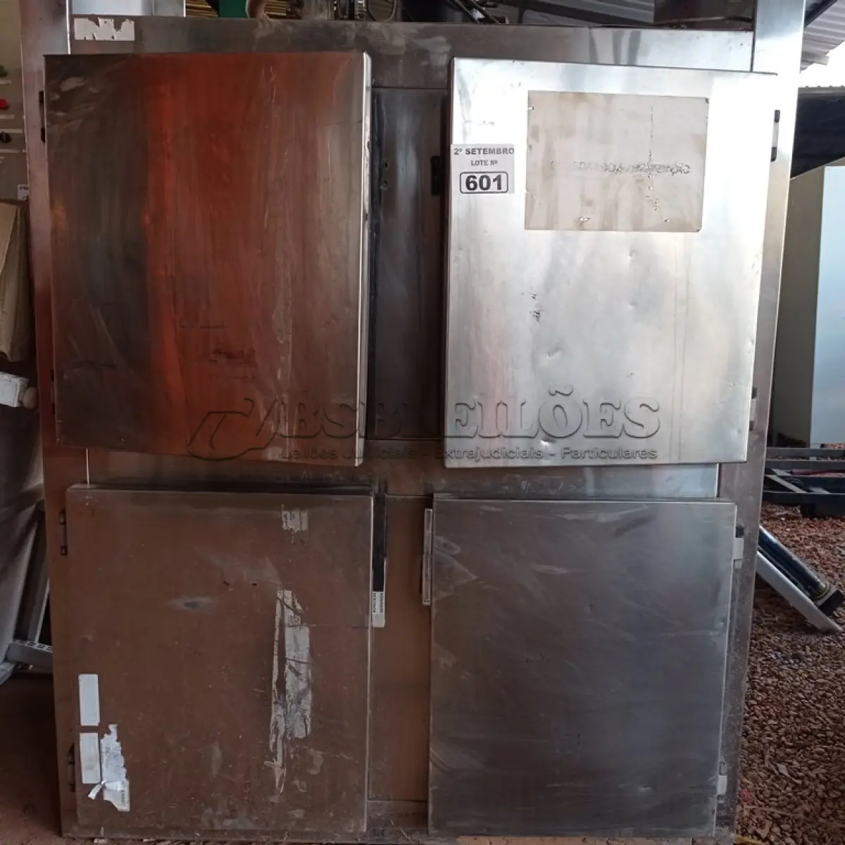 LOTE 601 - 01 GELADEIRA INDUSTRIAL EM INOX. (NO ESTADO) ATENÇÃO! FAZER A VISITAÇÃO ANTES DE ARREMATAR, NÃO SABEMOS SE FUNCIONA. LEILÃO NÃO TEM GARANTIA E NEM DEVOLUÇÃO, SUJEITO A POSSÍVEIS AVARIAS VISÍVEIS/OCULTAS E/OU AUSÊNCIA DE COMPONENTES.