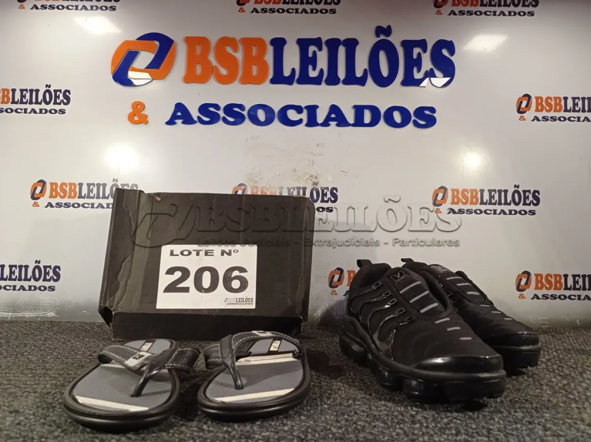 LOTE 206 - 02 – PARES DE CALÇADOS MASCULINO Nº 37 (NO ESTADO, NÃO SABEMOS SE FUNCIONA. LEILÃO NÃO TEM GARANTIA E NEM DEVOLUÇÃO, SUJEITO A POSSÍVEIS AVARIAS VISÍVEIS/OCULTAS E/OU AUSÊNCIA DE COMPONENTES)