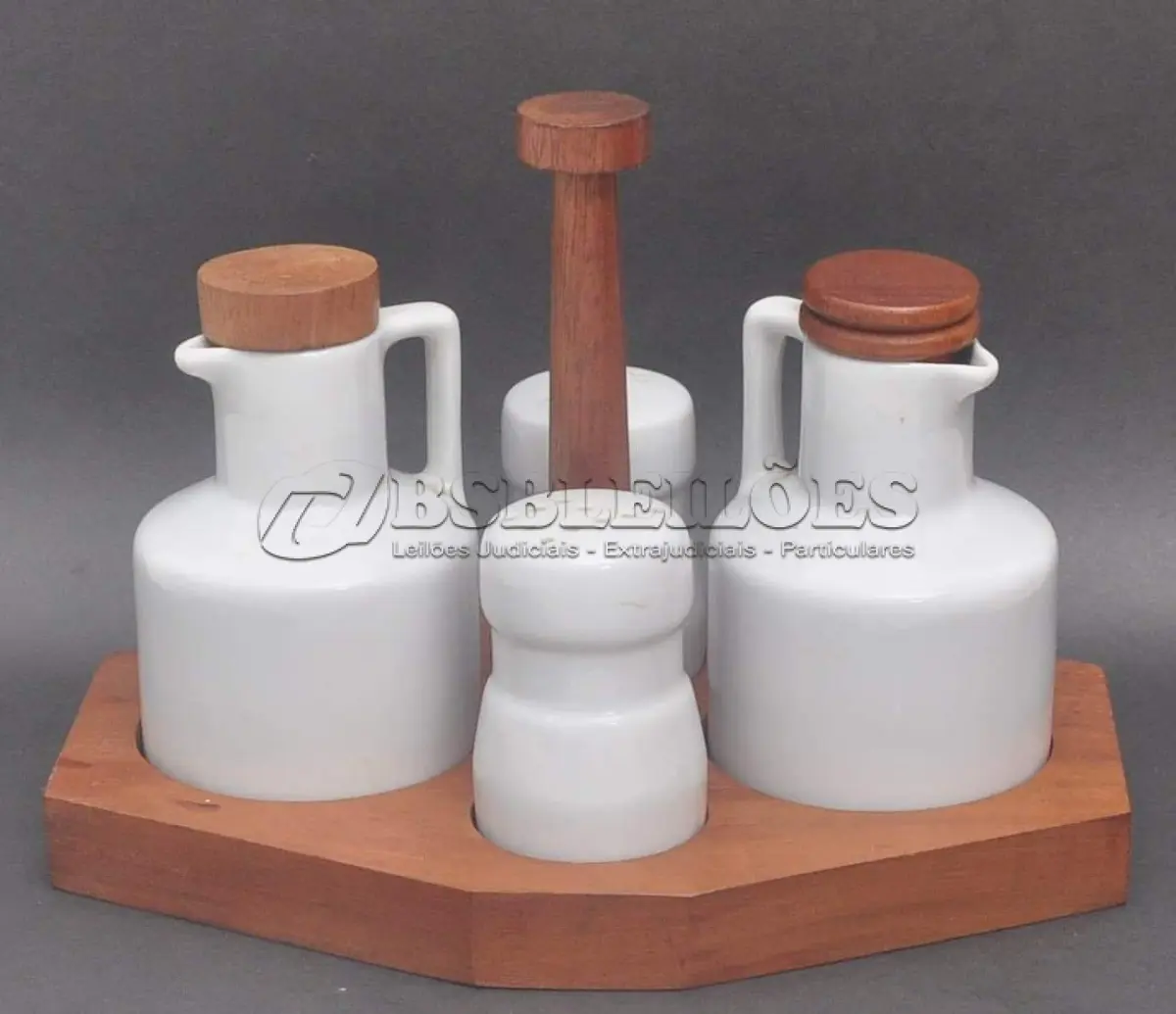 LOTE 039 - LINDO GALHETEIRO EM MADEIRA E PORCELANA, COM TALHERES PARA SERVIR, MEDIDA: 15/24CM (NO ESTADO)