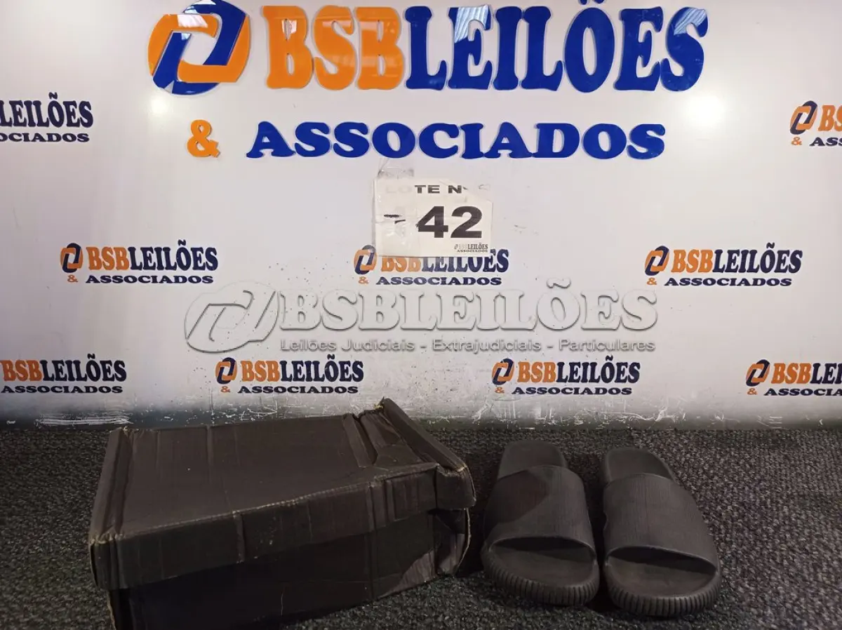 LOTE 142 - 02 – PARES DE CALÇADOS FEMININO Nº 38 (NO ESTADO, NÃO SABEMOS SE FUNCIONA. LEILÃO NÃO TEM GARANTIA E NEM DEVOLUÇÃO, SUJEITO A POSSÍVEIS AVARIAS VISÍVEIS/OCULTAS E/OU AUSÊNCIA DE COMPONENTES)