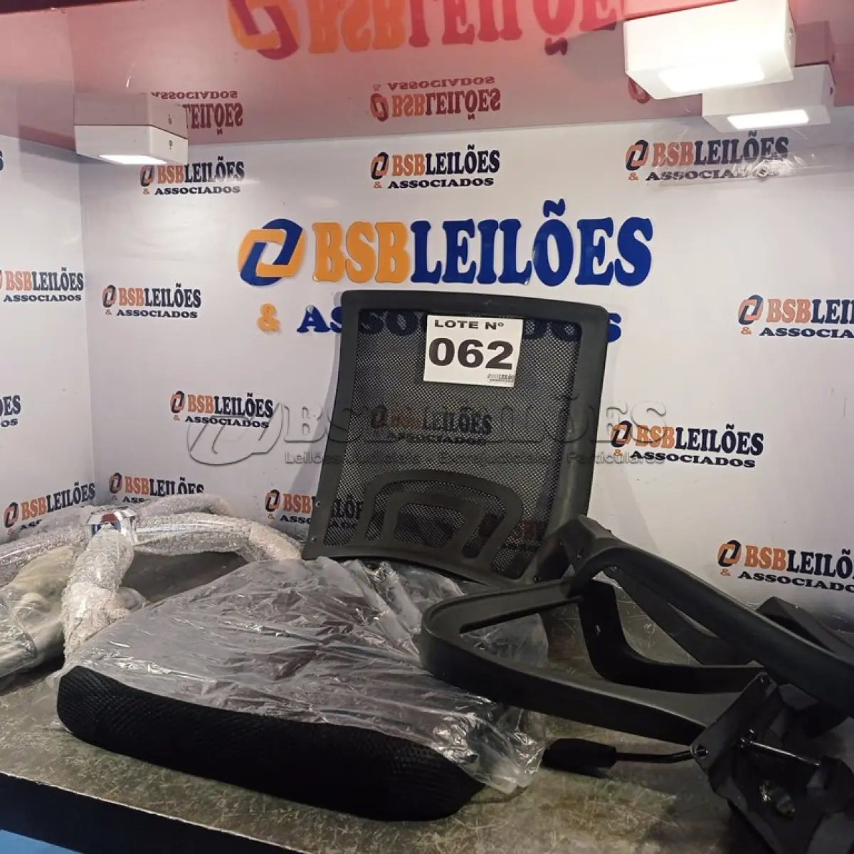 LOTE 062 - 01 - CADEIRA DE ESCRITÓRIO TELADA (NO ESTADO, NÃO SABEMOS SE FUNCIONA. LEILÃO NÃO TEM GARANTIA E NEM DEVOLUÇÃO, SUJEITO A POSSÍVEIS AVARIAS VISÍVEIS/OCULTAS E/OU AUSÊNCIA DE COMPONENTES)