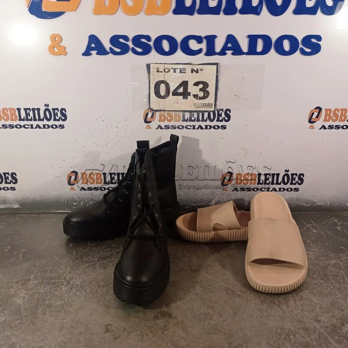 LOTE 043 - 02 – PARES DE CALÇADOS FEMININO Nº 38 (NO ESTADO, NÃO SABEMOS SE FUNCIONA. LEILÃO NÃO TEM GARANTIA E NEM DEVOLUÇÃO, SUJEITO A POSSÍVEIS AVARIAS VISÍVEIS/OCULTAS E/OU AUSÊNCIA DE COMPONENTES)