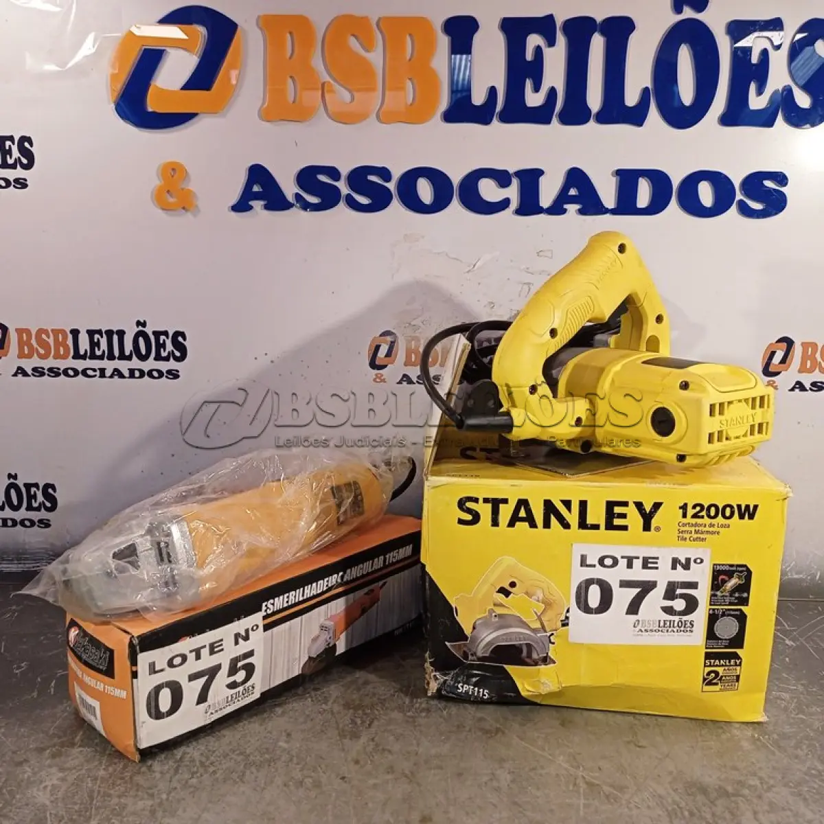 LOTE 075 - 01 SERRA MÁRMORE 01 ESMERILHADEIRA ANGULAR (NO ESTADO, NÃO SABEMOS SE FUNCIONA. LEILÃO NÃO TEM GARANTIA E NEM DEVOLUÇÃO, SUJEITO A POSSÍVEIS AVARIAS VISÍVEIS/OCULTAS E/OU AUSÊNCIA DE COMPONENTES)