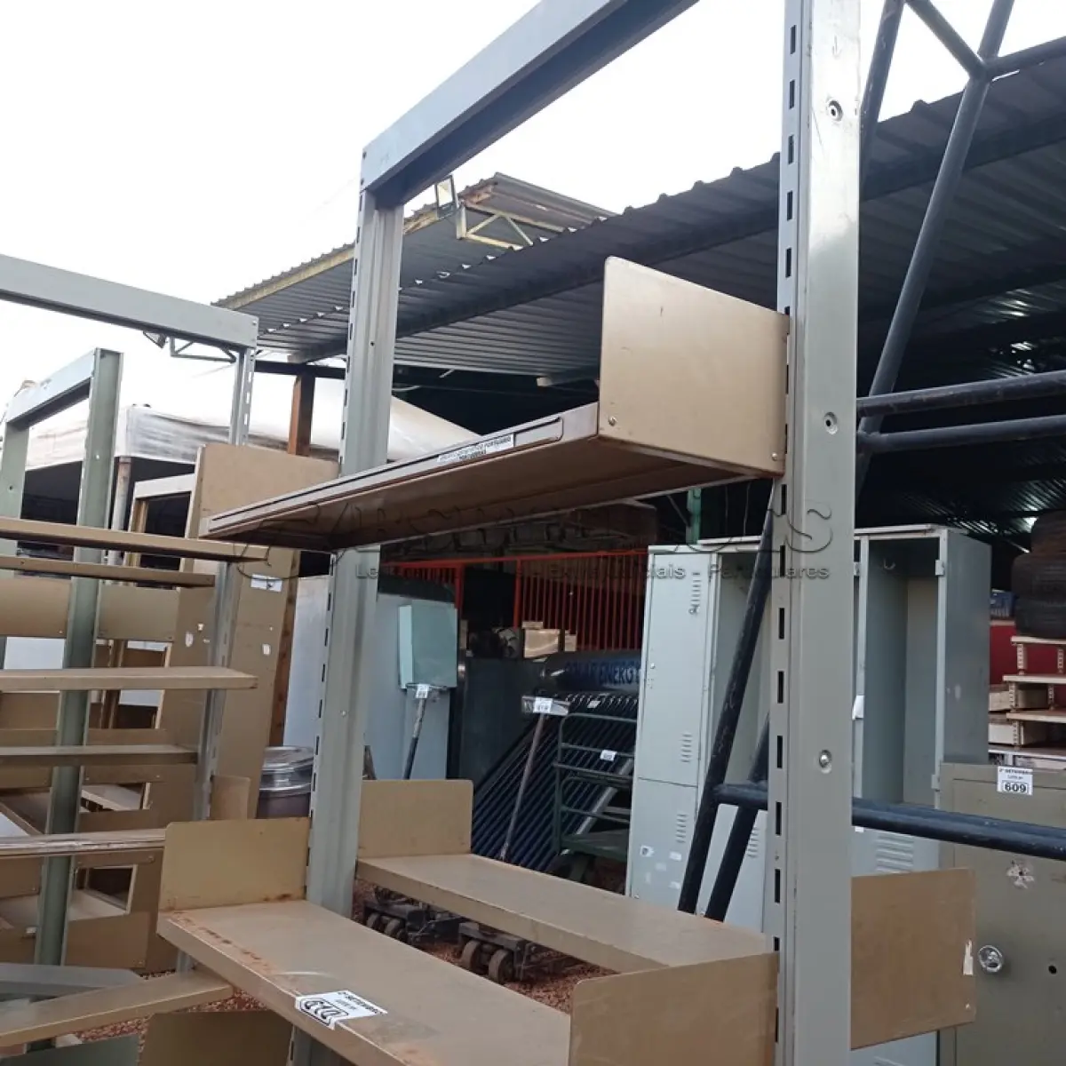 LOTE 610 - 01 ESTANTE EM AÇO COM 07 PRATELEIRAS. (NO ESTADO) ATENÇÃO! FAZER A VISITAÇÃO ANTES DE ARREMATAR, NÃO SABEMOS SE FUNCIONA. LEILÃO NÃO TEM GARANTIA E NEM DEVOLUÇÃO, SUJEITO A POSSÍVEIS AVARIAS VISÍVEIS/OCULTAS E/OU AUSÊNCIA DE COMPONENTES.