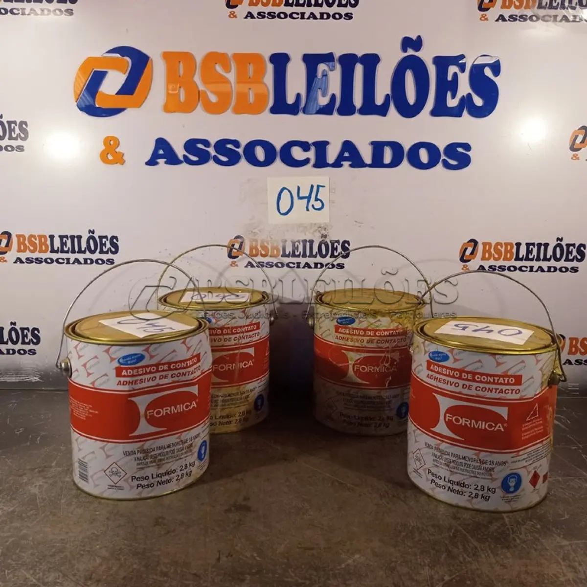 LOTE 045 - 04 - LATAS ADESIVO DE CONTATO FORMICA (NO ESTADO, NÃO SABEMOS SE FUNCIONA. LEILÃO NÃO TEM GARANTIA E NEM DEVOLUÇÃO, SUJEITO A POSSÍVEIS AVARIAS VISÍVEIS/OCULTAS E/OU AUSÊNCIA DE COMPONENTES)