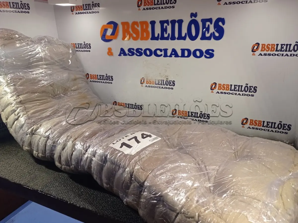 LOTE 174 - 01 - ALMOFADA FUTON 1,50X0,48 (NO ESTADO, NÃO SABEMOS SE FUNCIONA. LEILÃO NÃO TEM GARANTIA E NEM DEVOLUÇÃO, SUJEITO A POSSÍVEIS AVARIAS VISÍVEIS/OCULTAS E/OU AUSÊNCIA DE COMPONENTES)