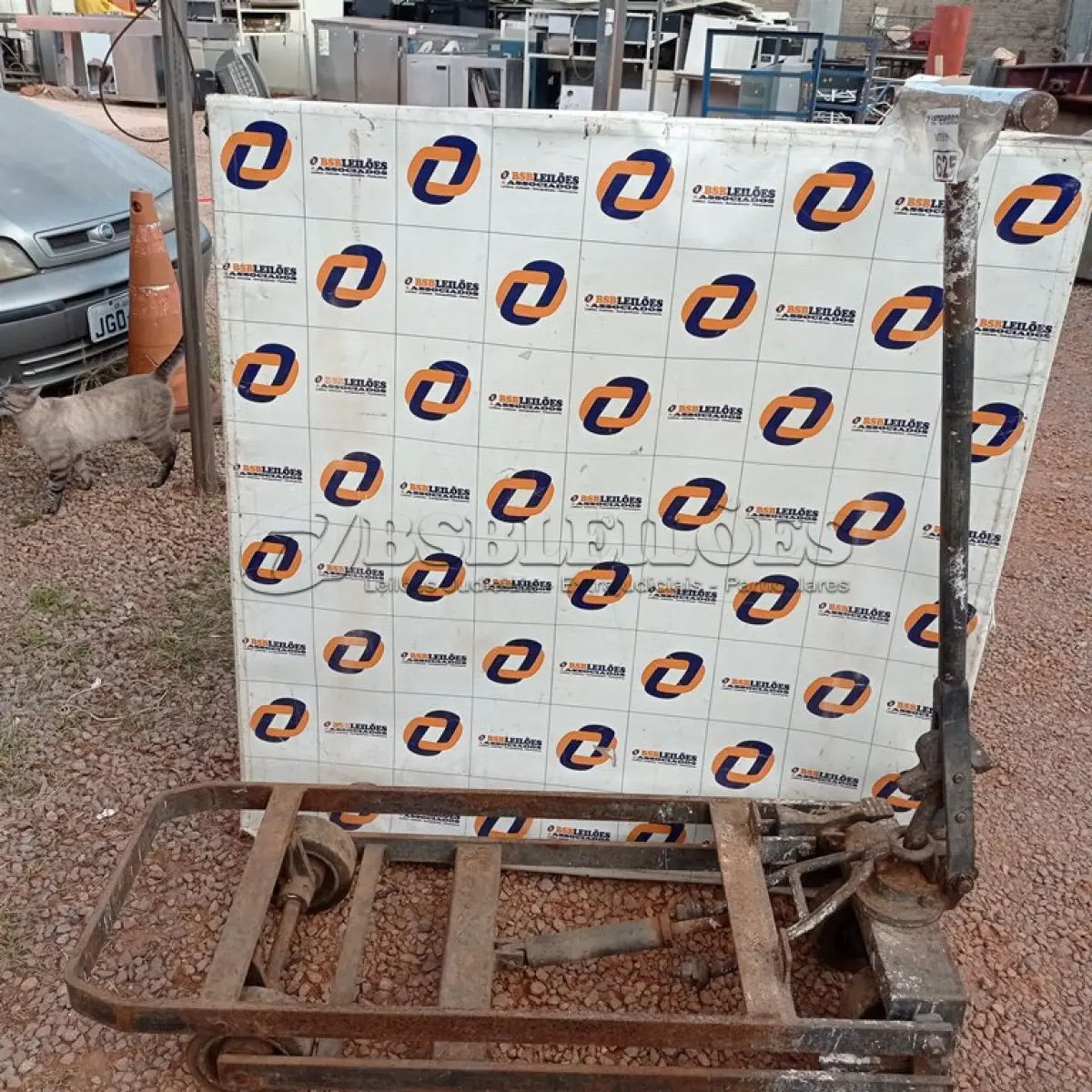 LOTE 625 - 01 CARRINHO PARA TRANSPORTE DE CARGAS COM AVARIAS. (NO ESTADO) ATENÇÃO! FAZER A VISITAÇÃO ANTES DE ARREMATAR, NÃO SABEMOS SE FUNCIONA. LEILÃO NÃO TEM GARANTIA E NEM DEVOLUÇÃO, SUJEITO A POSSÍVEIS AVARIAS VISÍVEIS/OCULTAS E/OU AUSÊNCIA DE COMPONENTES.