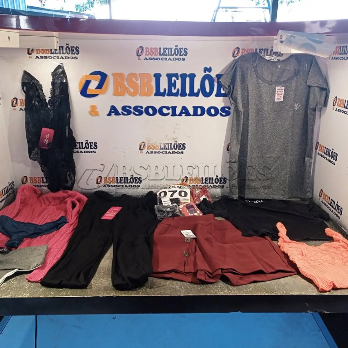 LOTE 070 - 14 – PEÇAS DE ROUPAS FEMININAS DIVERSAS (NO ESTADO, NÃO SABEMOS SE FUNCIONA. LEILÃO NÃO TEM GARANTIA E NEM DEVOLUÇÃO, SUJEITO A POSSÍVEIS AVARIAS VISÍVEIS/OCULTAS E/OU AUSÊNCIA DE COMPONENTES)