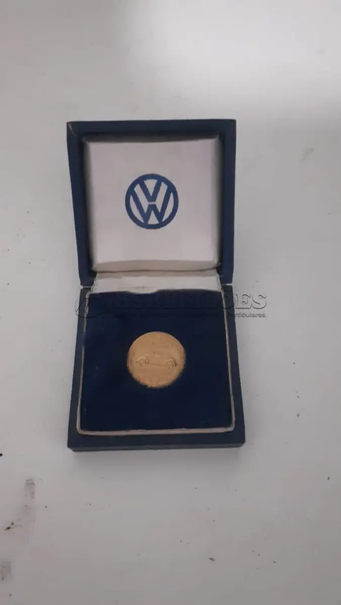 LOTE 020 - MEDALHA DE OURO COMEMORAÇÃO DE  1 MILHÃO DE FUSCAS FABRICADOS NO BRASIL - 1970 - SÃO BERNARDO DO CAMPO - DIÂMETRO 22 MM - PESANDO 7 GRAMAS - MATERIAL - OURO (900) - GRAVADOR - A.M (NO ESTADO)