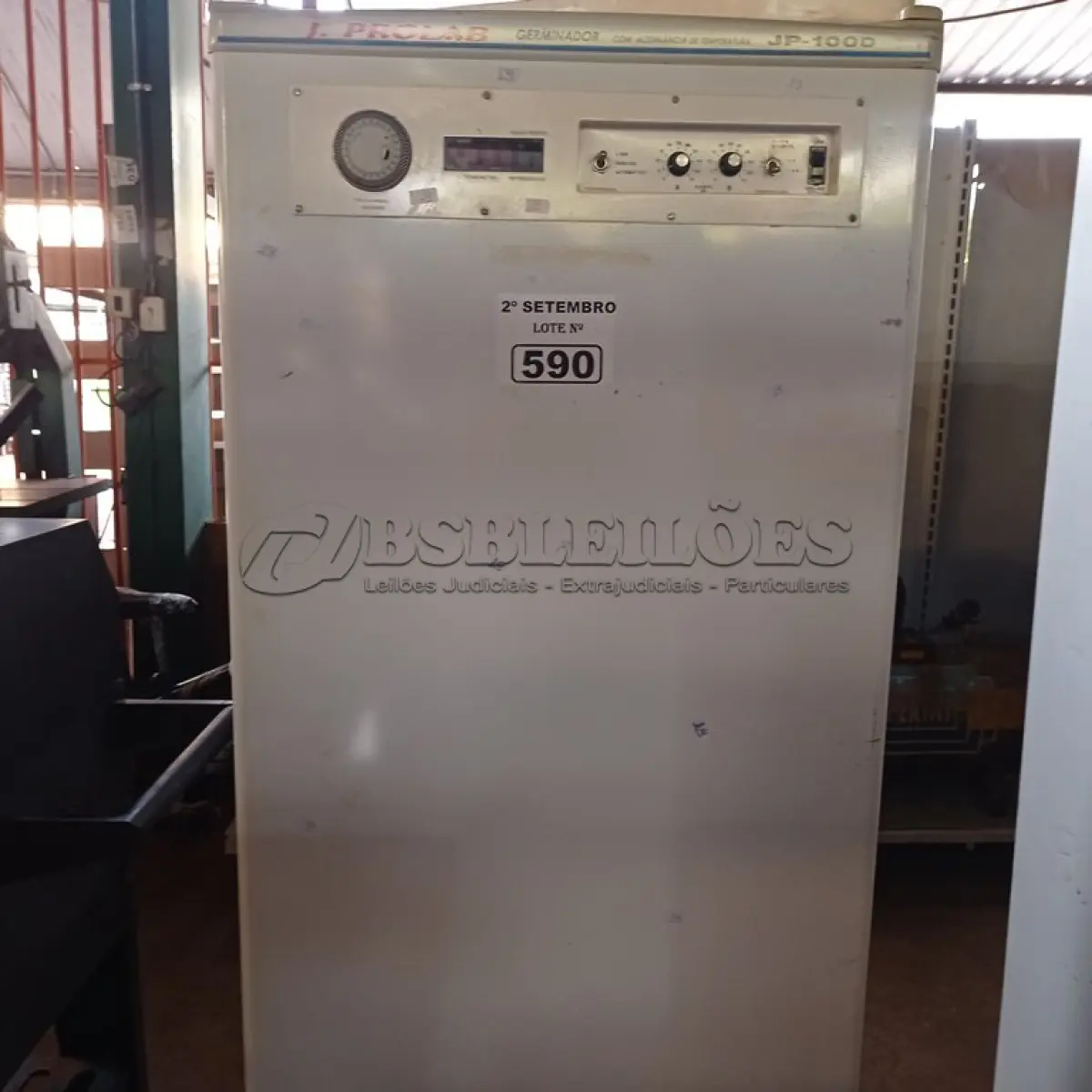 LOTE 590 - 01 GERMINADORA/GELADEIRA. (NO ESTADO) ATENÇÃO! FAZER A VISITAÇÃO ANTES DE ARREMATAR, NÃO SABEMOS SE FUNCIONA. LEILÃO NÃO TEM GARANTIA E NEM DEVOLUÇÃO, SUJEITO A POSSÍVEIS AVARIAS VISÍVEIS/OCULTAS E/OU AUSÊNCIA DE COMPONENTES.