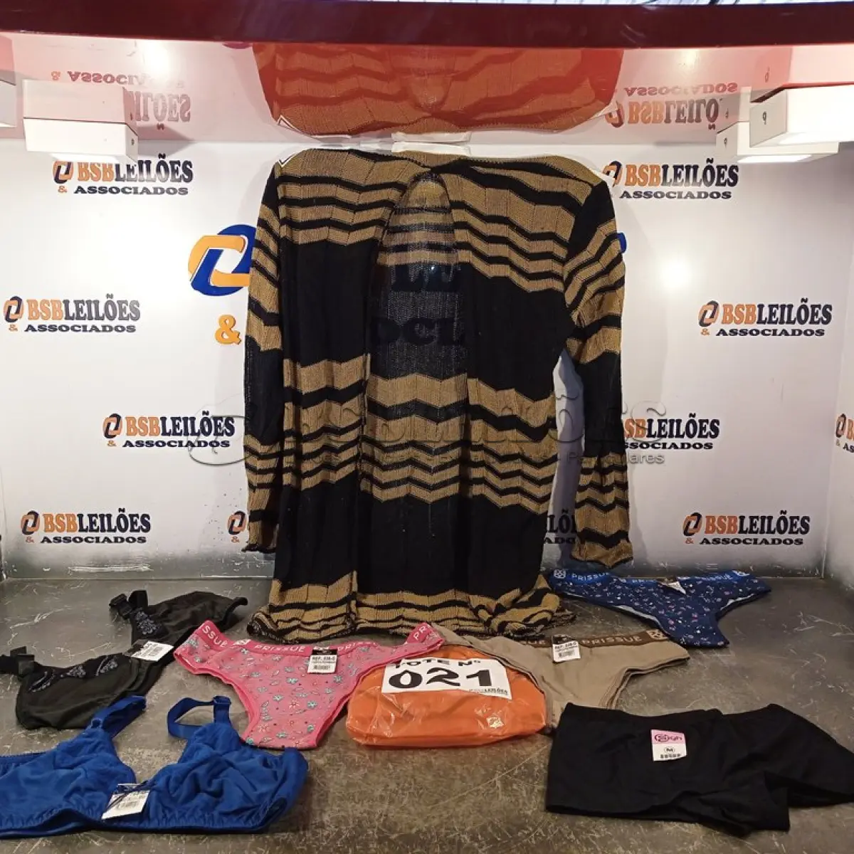 LOTE 021 - 12 – PEÇAS DE ROUPAS FEMININAS DIVERSAS (NO ESTADO, NÃO SABEMOS SE FUNCIONA. LEILÃO NÃO TEM GARANTIA E NEM DEVOLUÇÃO, SUJEITO A POSSÍVEIS AVARIAS VISÍVEIS/OCULTAS E/OU AUSÊNCIA DE COMPONENTES)