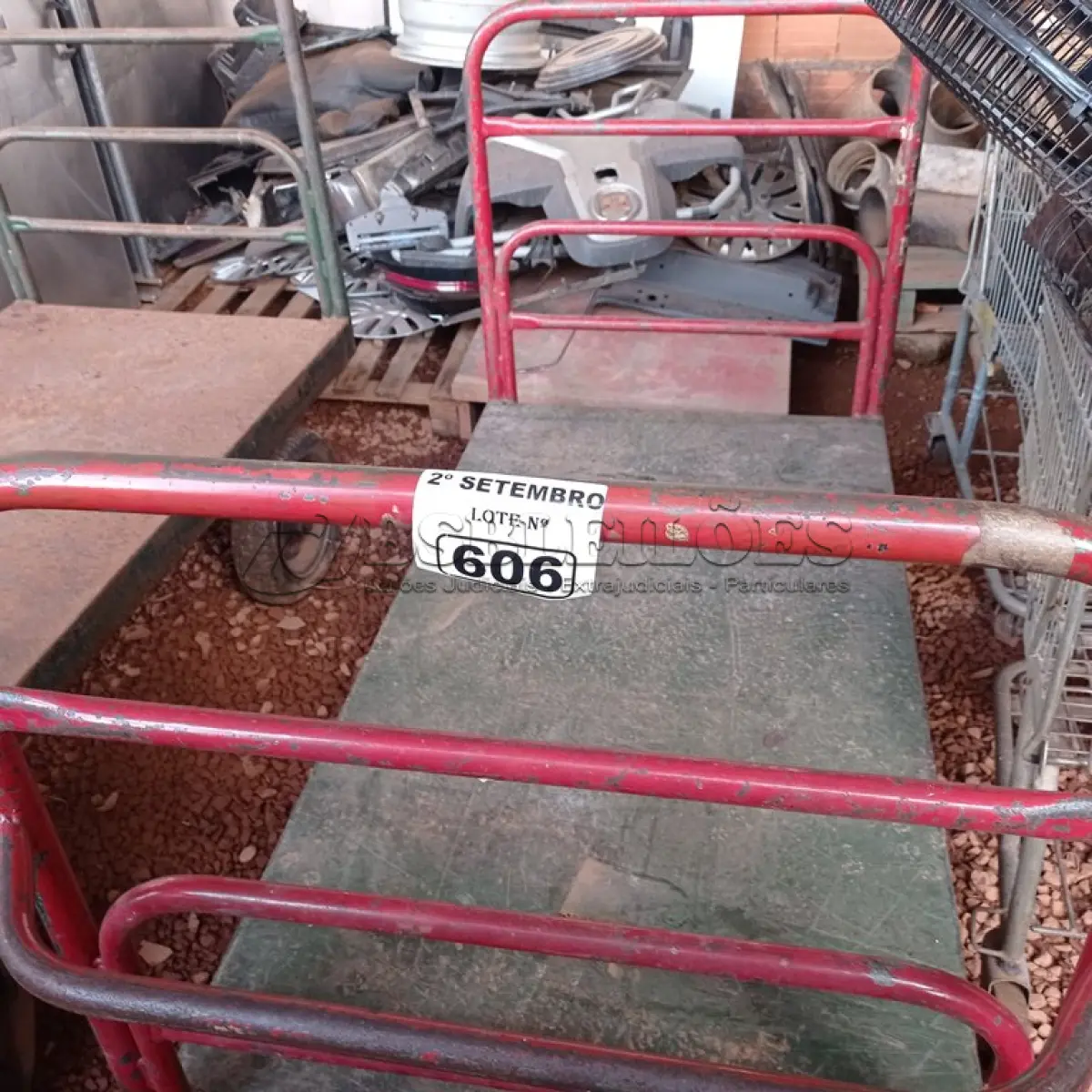 LOTE 606 - 01 CARRINHO PARA TRANSPORTE DE CARGAS COM AVARIAS. (NO ESTADO) ATENÇÃO! FAZER A VISITAÇÃO ANTES DE ARREMATAR, NÃO SABEMOS SE FUNCIONA. LEILÃO NÃO TEM GARANTIA E NEM DEVOLUÇÃO, SUJEITO A POSSÍVEIS AVARIAS VISÍVEIS/OCULTAS E/OU AUSÊNCIA DE COMPONENTES.