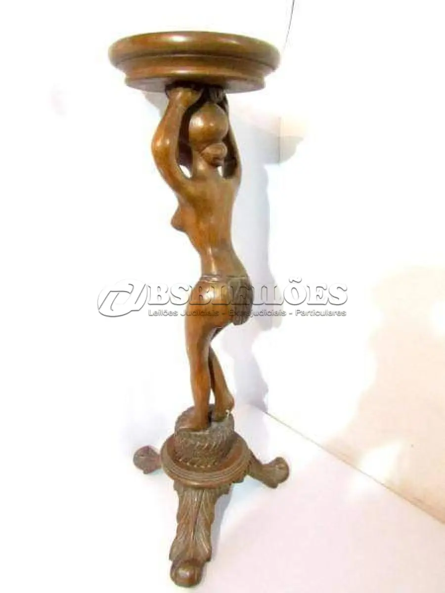 LOTE 026 - FRUTEIRA DE ESCULTURA EM MADEIRA MACIÇA - 89 CM ALTURA (NO ESTADO)