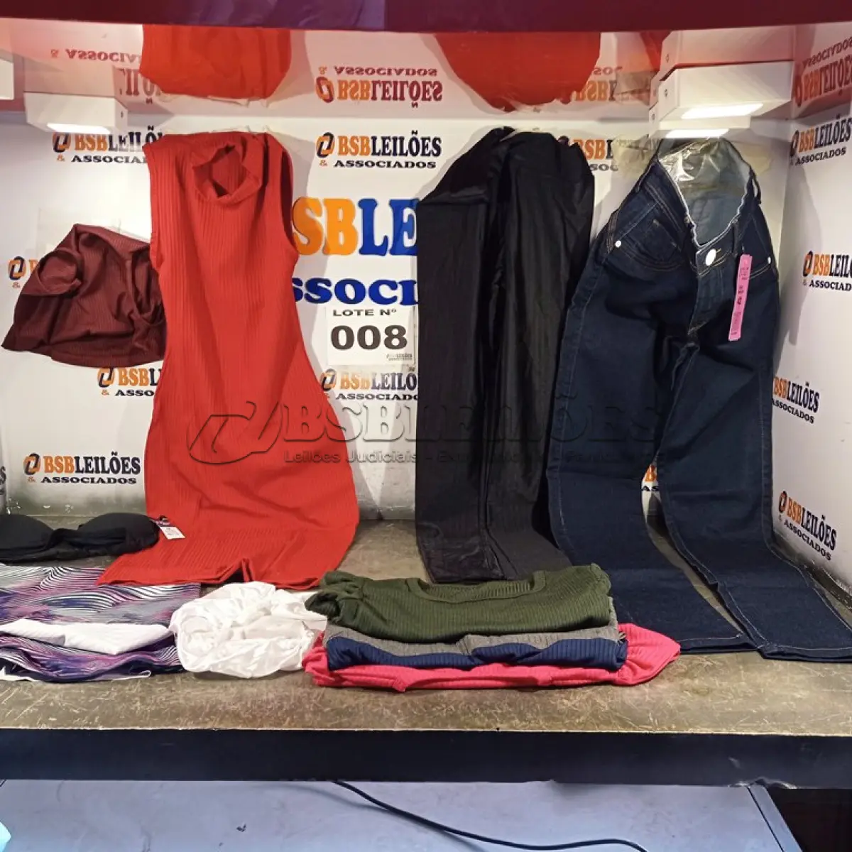 LOTE 008 - 10 – PEÇAS DE ROUPAS FEMININAS DIVERSAS (NO ESTADO, NÃO SABEMOS SE FUNCIONA. LEILÃO NÃO TEM GARANTIA E NEM DEVOLUÇÃO, SUJEITO A POSSÍVEIS AVARIAS VISÍVEIS/OCULTAS E/OU AUSÊNCIA DE COMPONENTES)