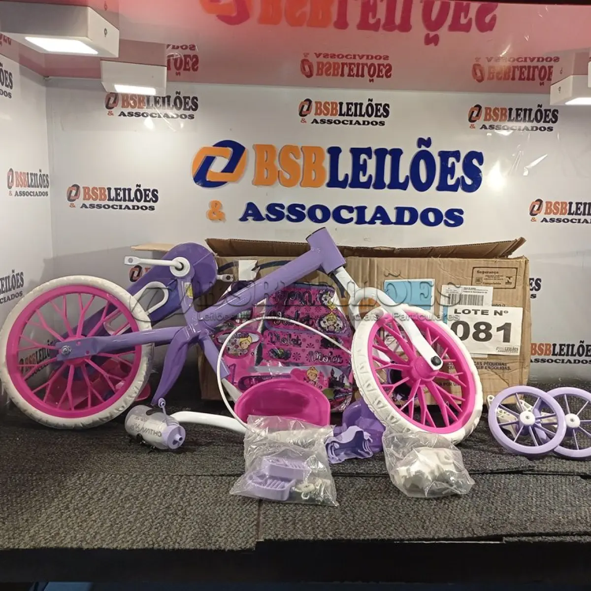 LOTE 081 - 01 - BICICLETA INFANTIL ARO 12 VIOLET COM RODINHAS, NATHOR (NO ESTADO, NÃO SABEMOS SE FUNCIONA. LEILÃO NÃO TEM GARANTIA E NEM DEVOLUÇÃO, SUJEITO A POSSÍVEIS AVARIAS VISÍVEIS/OCULTAS E/OU AUSÊNCIA DE COMPONENTES)