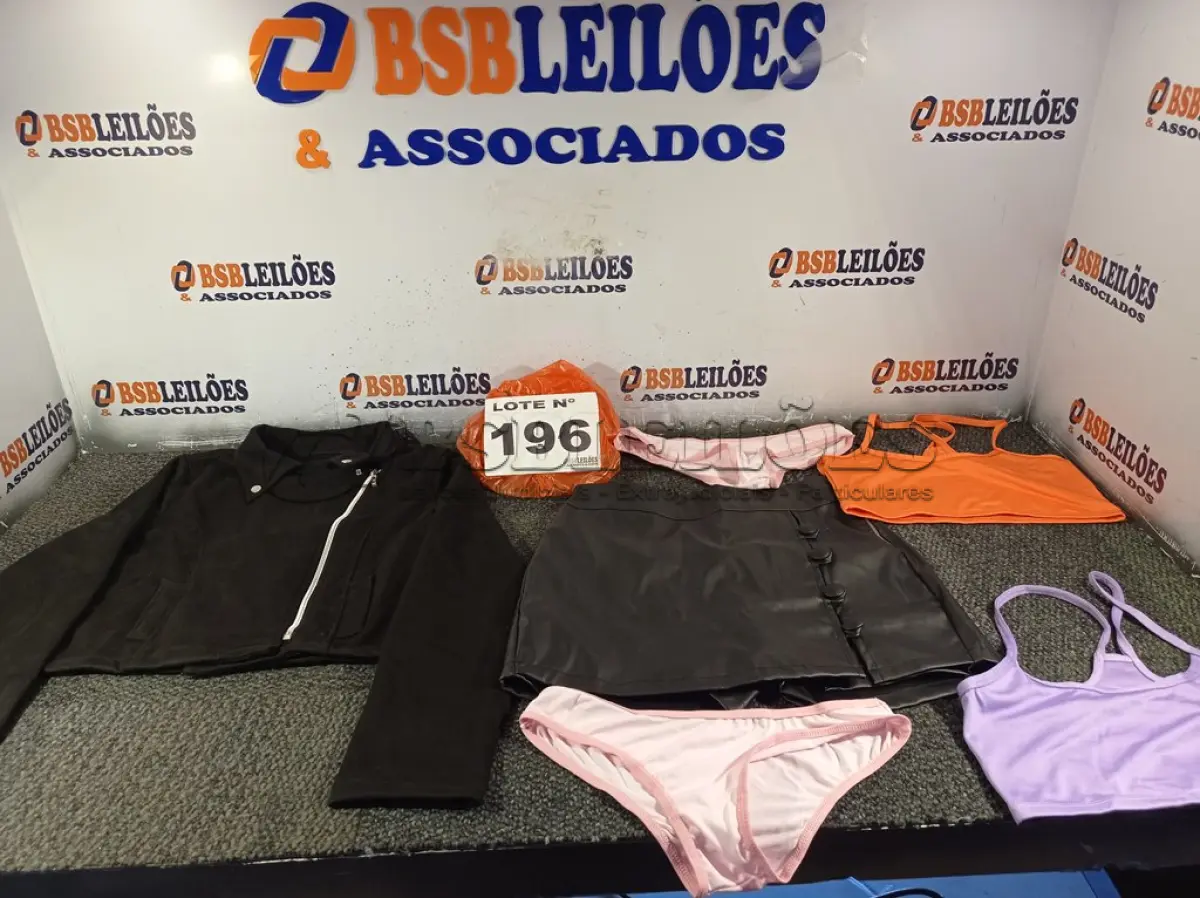 LOTE 196 - 15 – PEÇAS DE ROUPAS FEMININAS DIVERSAS (NO ESTADO, NÃO SABEMOS SE FUNCIONA. LEILÃO NÃO TEM GARANTIA E NEM DEVOLUÇÃO, SUJEITO A POSSÍVEIS AVARIAS VISÍVEIS/OCULTAS E/OU AUSÊNCIA DE COMPONENTES)