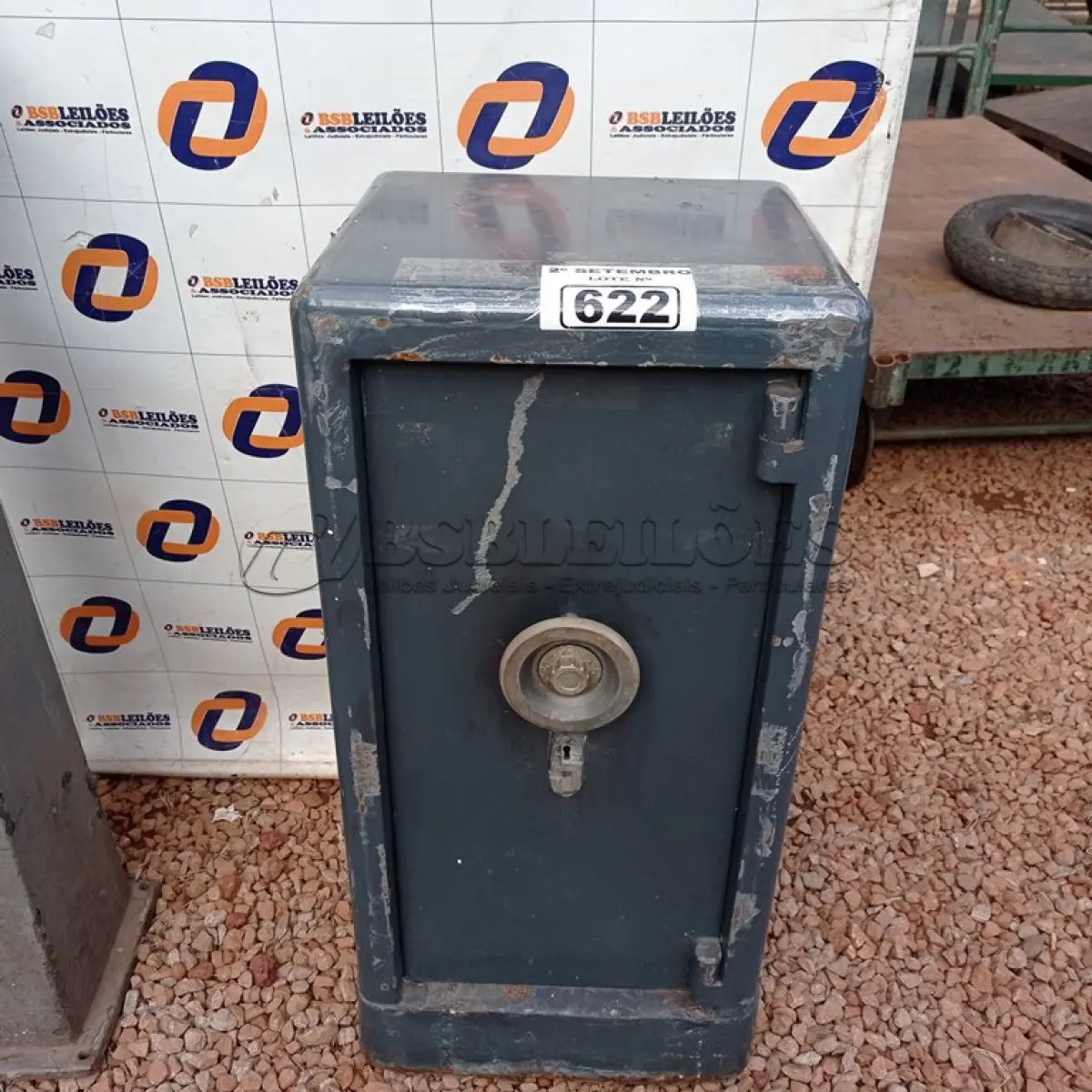 LOTE 622 - 01 COFRE. (NO ESTADO) ATENÇÃO! FAZER A VISITAÇÃO ANTES DE ARREMATAR, NÃO SABEMOS SE FUNCIONA. LEILÃO NÃO TEM GARANTIA E NEM DEVOLUÇÃO, SUJEITO A POSSÍVEIS AVARIAS VISÍVEIS/OCULTAS E/OU AUSÊNCIA DE COMPONENTES.