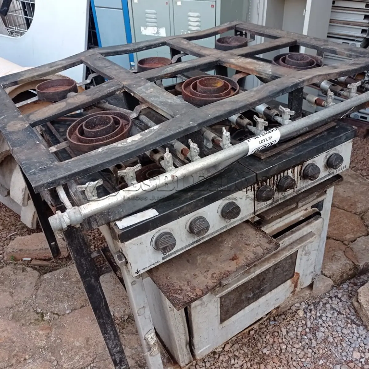 LOTE 600 - 02 FOGÕES INDUSTRIAL MARCAS E MODELOS DIVERSOS PARA RETIRADA DE PEÇAS. (NO ESTADO) ATENÇÃO! FAZER A VISITAÇÃO ANTES DE ARREMATAR, NÃO SABEMOS SE FUNCIONA. LEILÃO NÃO TEM GARANTIA E NEM DEVOLUÇÃO, SUJEITO A POSSÍVEIS AVARIAS VISÍVEIS/OCULTAS E/OU AUSÊNCIA DE COMPONENTES.