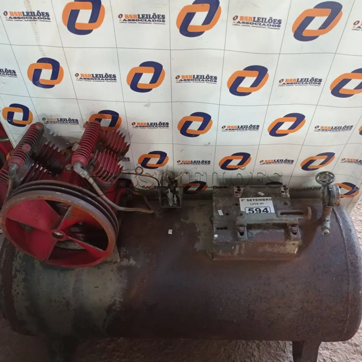 LOTE 594 - 01 COMPRESSOR DE AR INCOMPLETO. (NO ESTADO) ATENÇÃO! FAZER A VISITAÇÃO ANTES DE ARREMATAR, NÃO SABEMOS SE FUNCIONA. LEILÃO NÃO TEM GARANTIA E NEM DEVOLUÇÃO, SUJEITO A POSSÍVEIS AVARIAS VISÍVEIS/OCULTAS E/OU AUSÊNCIA DE COMPONENTES.