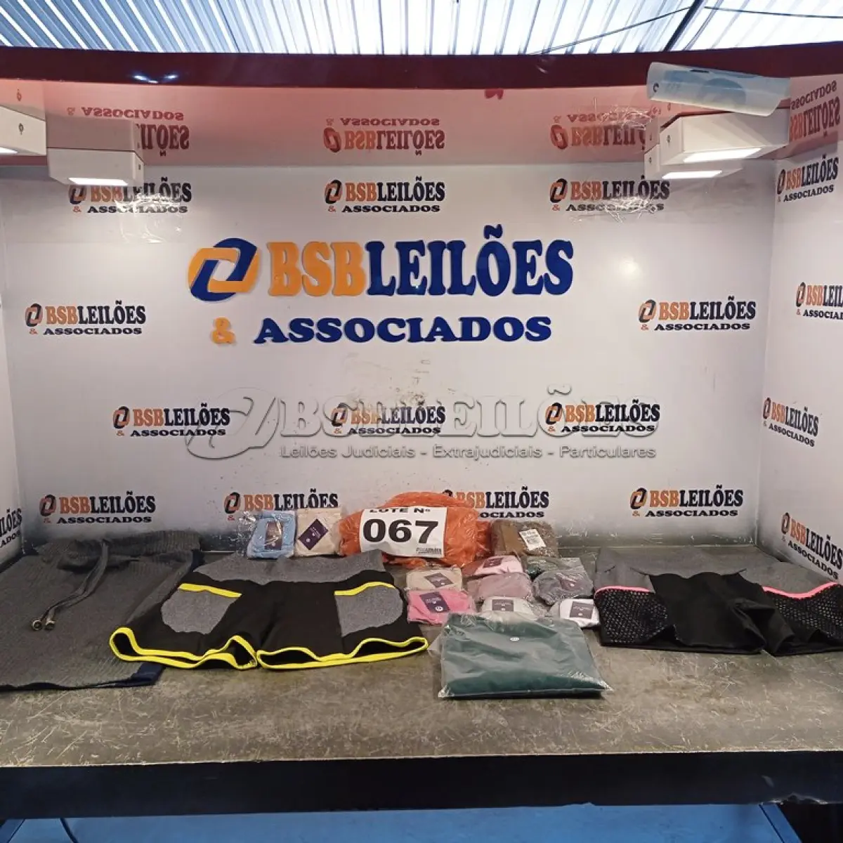LOTE 067 - 15 – PEÇAS DE ROUPAS FEMININAS DIVERSAS (NO ESTADO, NÃO SABEMOS SE FUNCIONA. LEILÃO NÃO TEM GARANTIA E NEM DEVOLUÇÃO, SUJEITO A POSSÍVEIS AVARIAS VISÍVEIS/OCULTAS E/OU AUSÊNCIA DE COMPONENTES)