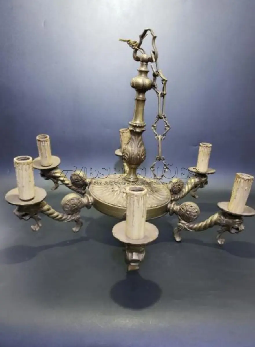 LOTE 002 - ANTIGO LUSTRE DE 6 BOCAIS, EM METAL 51CM ALTURA X 63CM DE DIÂMETRO (NO ESTADO)