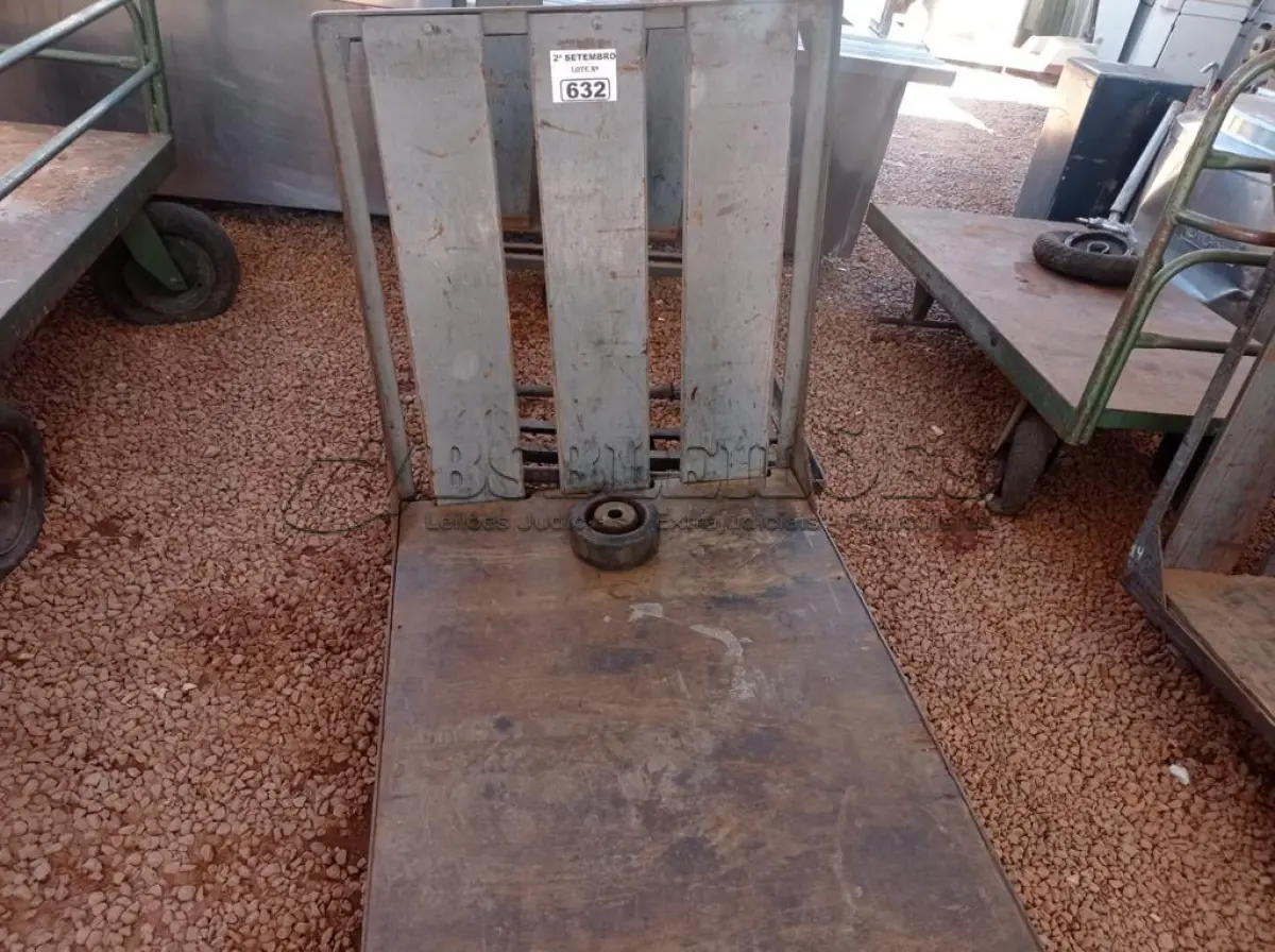 LOTE 632 - 01 CARRINHO PARA TRANSPORTE DE CARGAS COM AVARIAS. (NO ESTADO) ATENÇÃO! FAZER A VISITAÇÃO ANTES DE ARREMATAR, NÃO SABEMOS SE FUNCIONA. LEILÃO NÃO TEM GARANTIA E NEM DEVOLUÇÃO, SUJEITO A POSSÍVEIS AVARIAS VISÍVEIS/OCULTAS E/OU AUSÊNCIA DE COMPONENTES.
