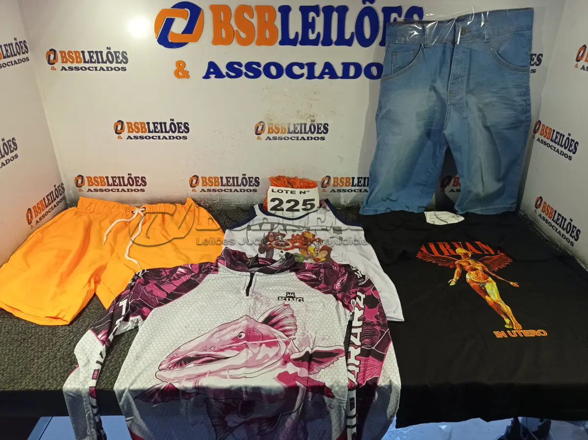 LOTE 225 - 13 – PEÇAS DE ROUPAS MASCULINAS DIVERSAS (NO ESTADO, NÃO SABEMOS SE FUNCIONA. LEILÃO NÃO TEM GARANTIA E NEM DEVOLUÇÃO, SUJEITO A POSSÍVEIS AVARIAS VISÍVEIS/OCULTAS E/OU AUSÊNCIA DE COMPONENTES)