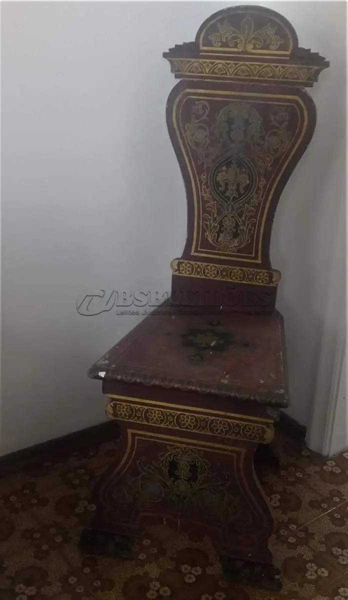 LOTE 022 - CADEIRA  EM MADEIRA MACIÇA DÉCADA DE 70 DESENHOS DE FRISOS PÉS E ENCOSTO ALTO, MEDINDO 105X45X45 (NO ESTADO)
