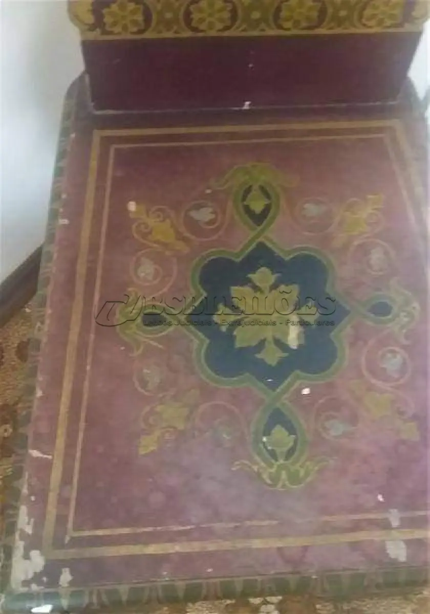 LOTE 022 - CADEIRA  EM MADEIRA MACIÇA DÉCADA DE 70 DESENHOS DE FRISOS PÉS E ENCOSTO ALTO, MEDINDO 105X45X45 (NO ESTADO)