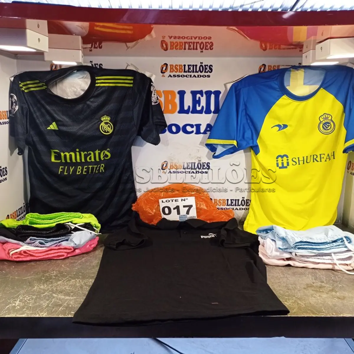 LOTE 017 - 10 – PEÇAS DE ROUPAS MASCULINAS DIVERSAS (NO ESTADO, NÃO SABEMOS SE FUNCIONA. LEILÃO NÃO TEM GARANTIA E NEM DEVOLUÇÃO, SUJEITO A POSSÍVEIS AVARIAS VISÍVEIS/OCULTAS E/OU AUSÊNCIA DE COMPONENTES)