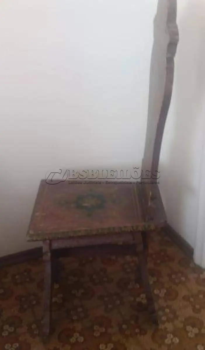 LOTE 022 - CADEIRA  EM MADEIRA MACIÇA DÉCADA DE 70 DESENHOS DE FRISOS PÉS E ENCOSTO ALTO, MEDINDO 105X45X45 (NO ESTADO)