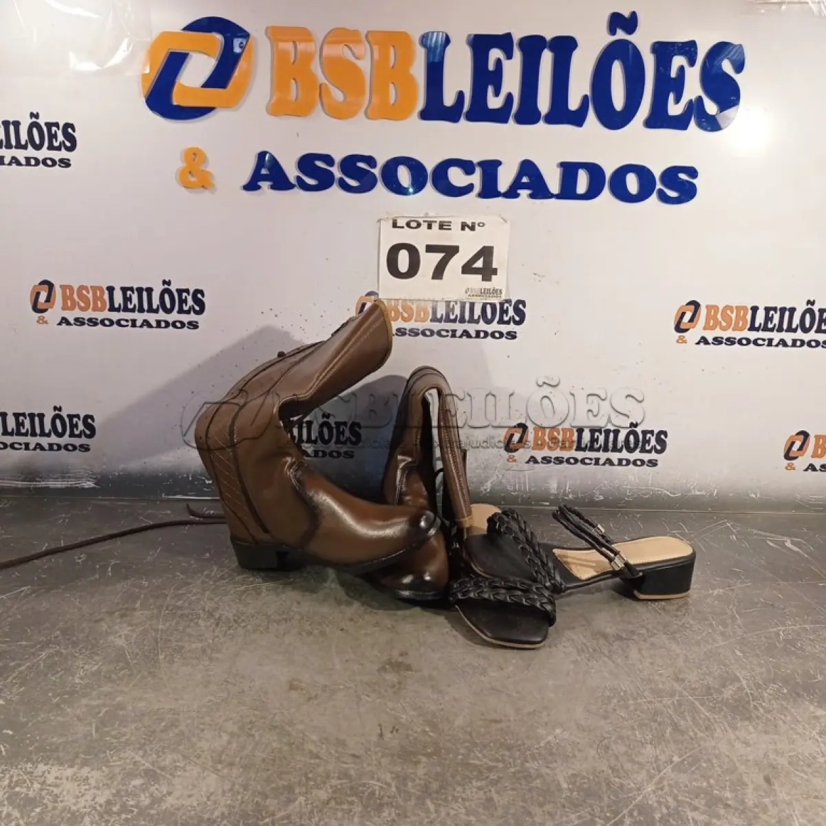 LOTE 074 - 02 – PARES DE CALÇADOS FEMININO Nº 35 (NO ESTADO, NÃO SABEMOS SE FUNCIONA. LEILÃO NÃO TEM GARANTIA E NEM DEVOLUÇÃO, SUJEITO A POSSÍVEIS AVARIAS VISÍVEIS/OCULTAS E/OU AUSÊNCIA DE COMPONENTES)