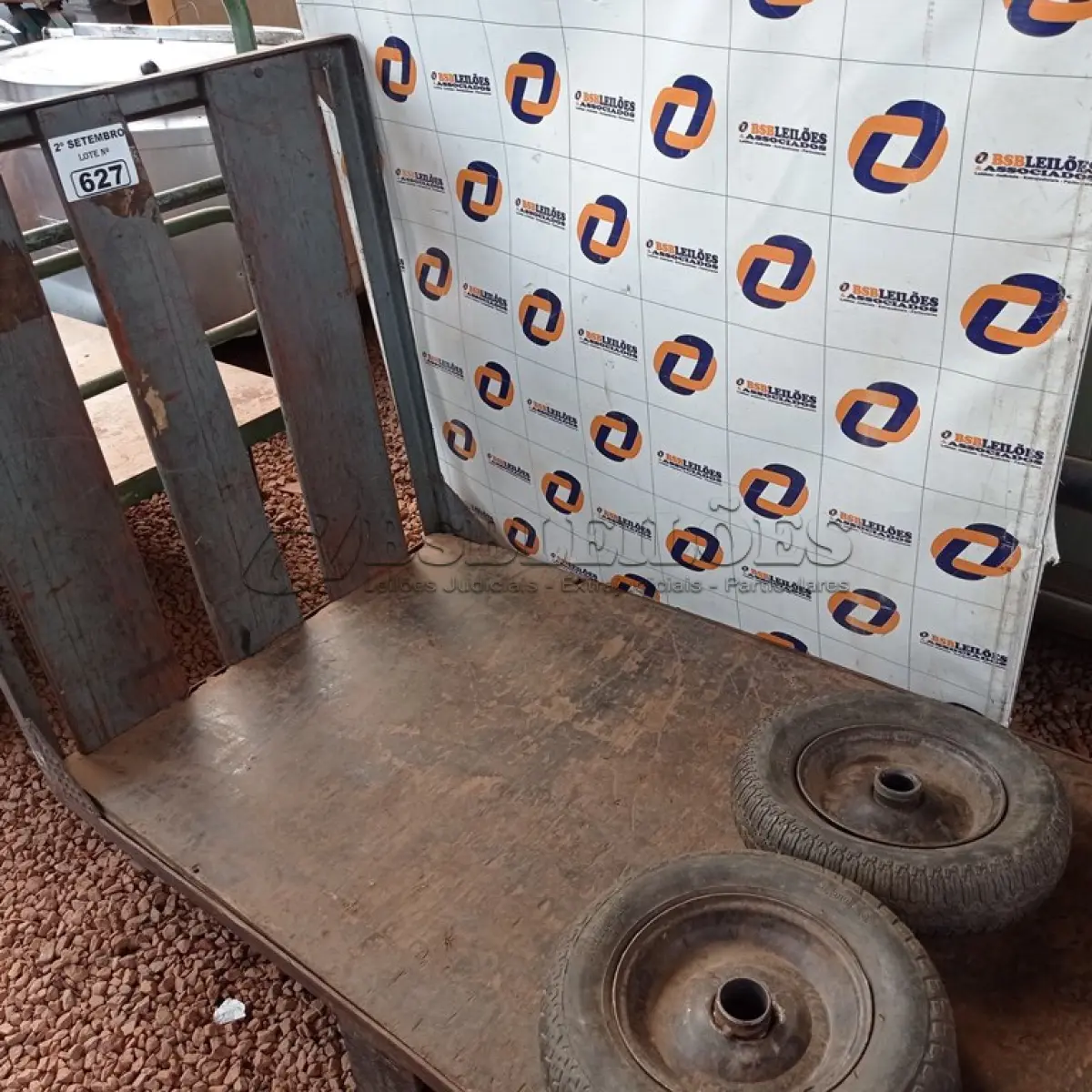 LOTE 627 - 01 CARRINHO PARA TRANSPORTE DE CARGAS COM AVARIAS. (NO ESTADO) ATENÇÃO! FAZER A VISITAÇÃO ANTES DE ARREMATAR, NÃO SABEMOS SE FUNCIONA. LEILÃO NÃO TEM GARANTIA E NEM DEVOLUÇÃO, SUJEITO A POSSÍVEIS AVARIAS VISÍVEIS/OCULTAS E/OU AUSÊNCIA DE COMPONENTES.