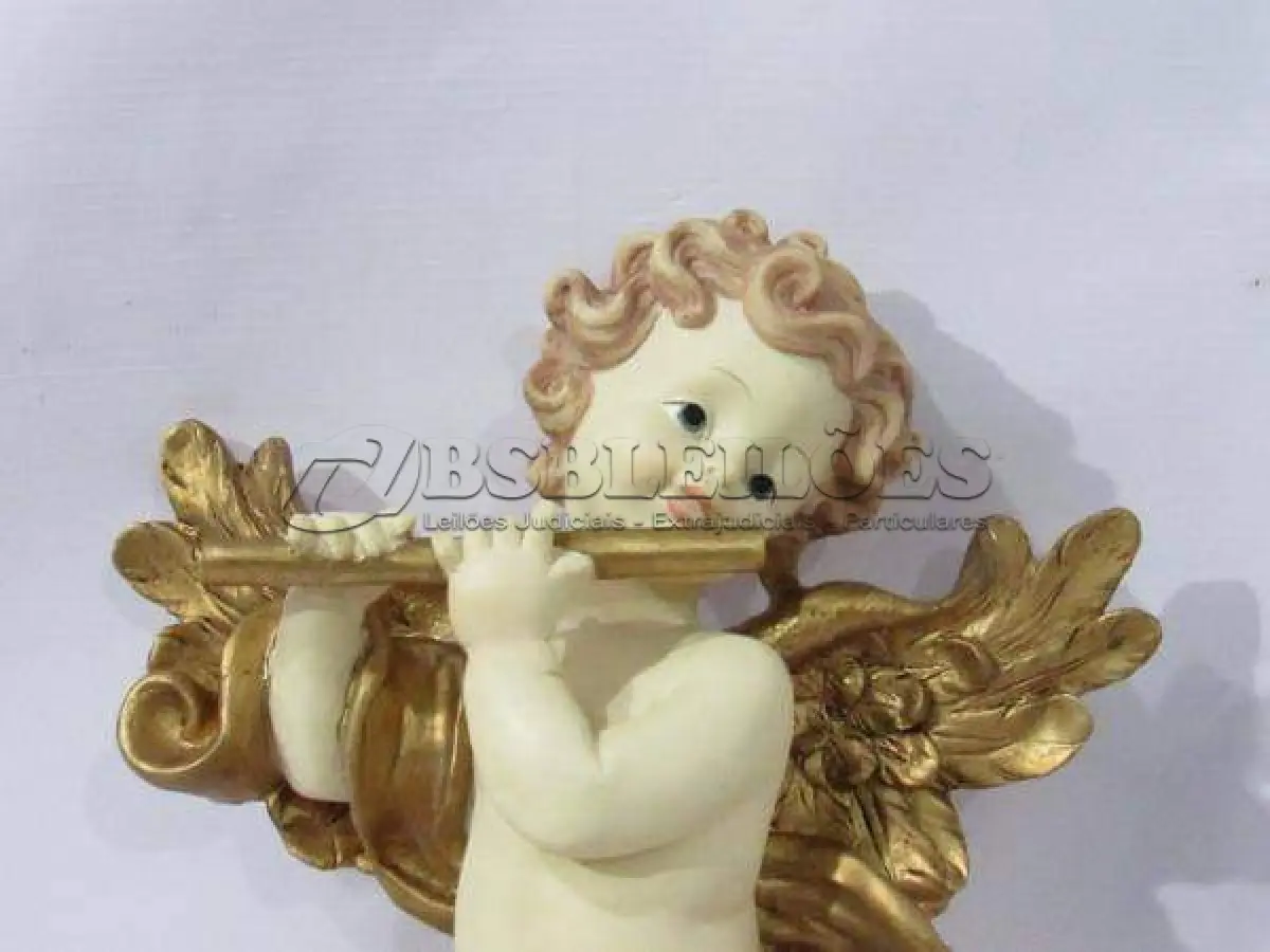 LOTE 032 - LINDA ESCULTURA IMPORTADA  ANJO, EM RESINA ITALIANA  MONTEFIORI, EM RICA POLICROMIA, ACOMPANHA CAIXA ORIGINAL, MARCADO COM ETIQUETA ORIGINAL NA PARTE POSTERIOR. MEDIDAS: 30 CM DE ALTURA X 20 CM DE LARGURA (NO ESTADO)