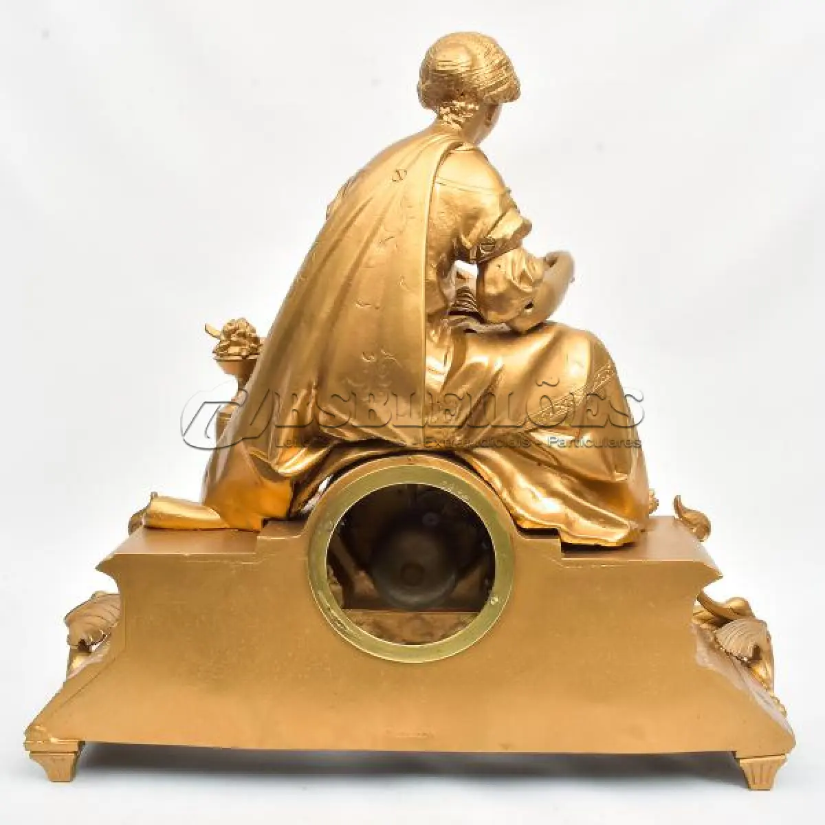 LOTE 046 - RELÓGIO DE MESA  EM METAL FRANCÊS SÉCULO XIX.  AVALIADA EM 5 MIL REAIS (APARENTE BANHADO) MEDIDA: 45 CM DE ALTURA X 15 CM DE PROFUNDIDADE X 50 CM LARGURA; RELÓGIO COMPLETO COM PÊNDULO, MÁQUINA E CHAVE. (NO ESTADO)
