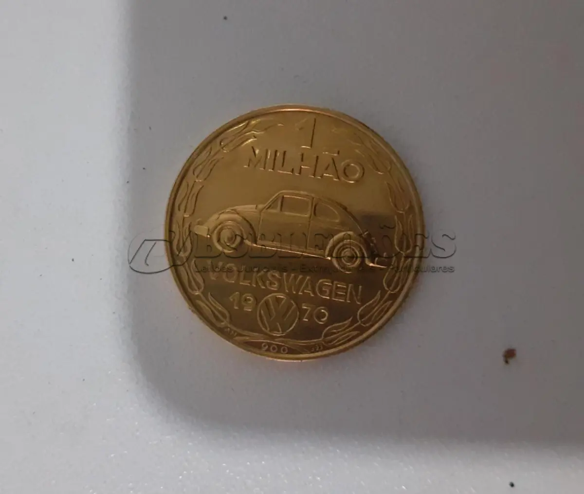 LOTE 020 - MEDALHA DE OURO COMEMORAÇÃO DE  1 MILHÃO DE FUSCAS FABRICADOS NO BRASIL - 1970 - SÃO BERNARDO DO CAMPO - DIÂMETRO 22 MM - PESANDO 7 GRAMAS - MATERIAL - OURO (900) - GRAVADOR - A.M (NO ESTADO)