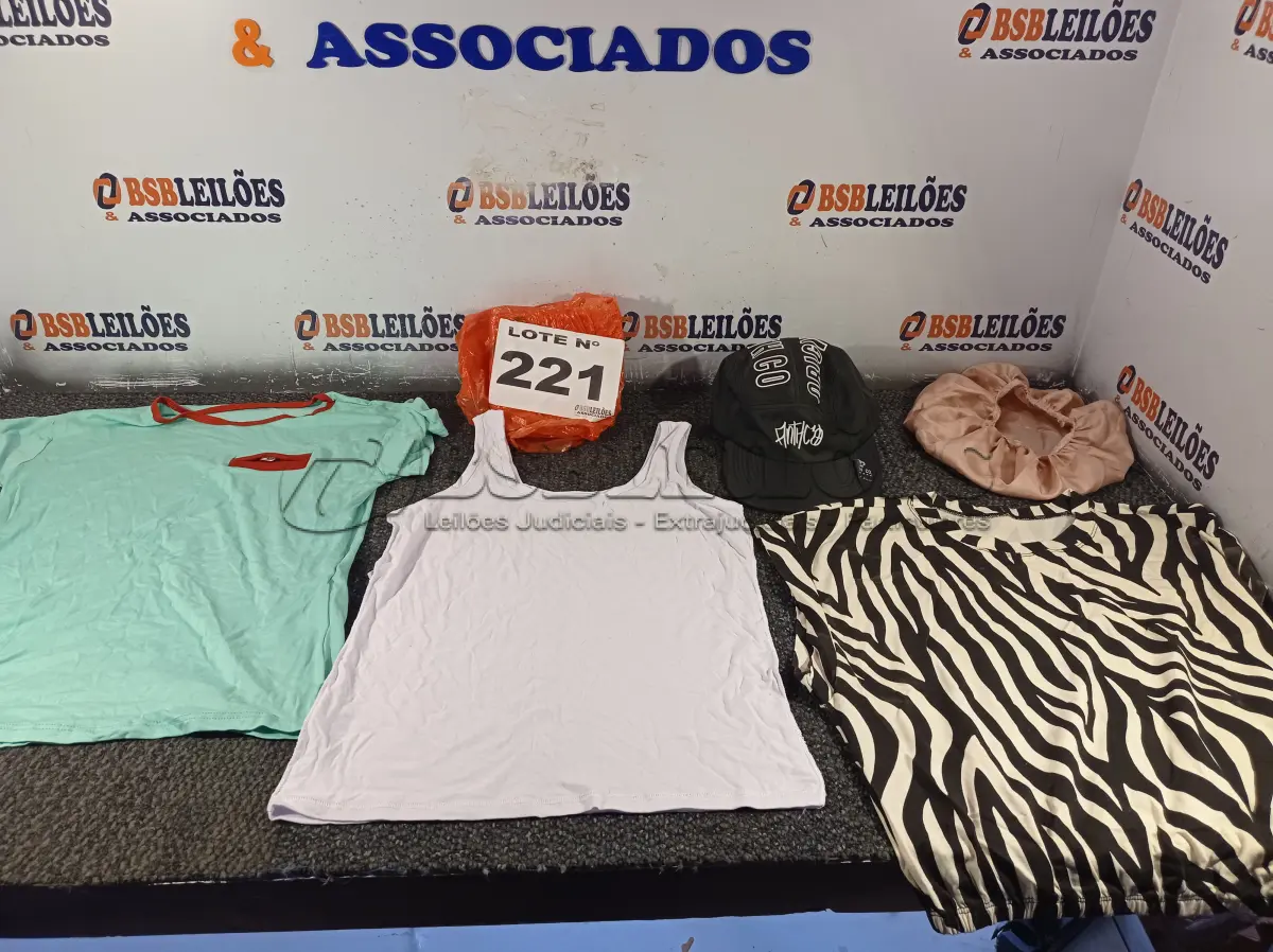 LOTE 221 - 15 – PEÇAS DE ROUPAS FEMININAS DIVERSAS (NO ESTADO, NÃO SABEMOS SE FUNCIONA. LEILÃO NÃO TEM GARANTIA E NEM DEVOLUÇÃO, SUJEITO A POSSÍVEIS AVARIAS VISÍVEIS/OCULTAS E/OU AUSÊNCIA DE COMPONENTES)