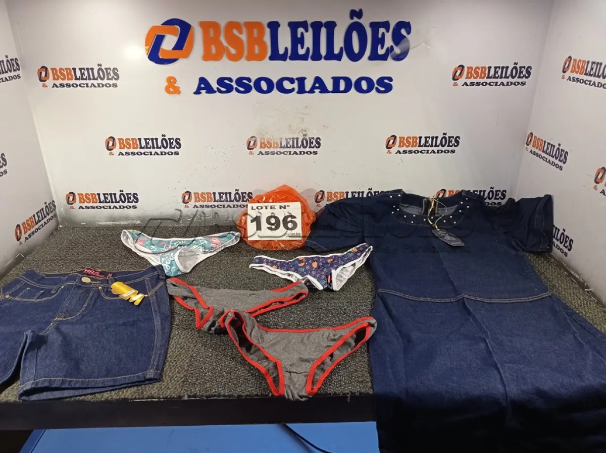 LOTE 196 - 15 – PEÇAS DE ROUPAS FEMININAS DIVERSAS (NO ESTADO, NÃO SABEMOS SE FUNCIONA. LEILÃO NÃO TEM GARANTIA E NEM DEVOLUÇÃO, SUJEITO A POSSÍVEIS AVARIAS VISÍVEIS/OCULTAS E/OU AUSÊNCIA DE COMPONENTES)